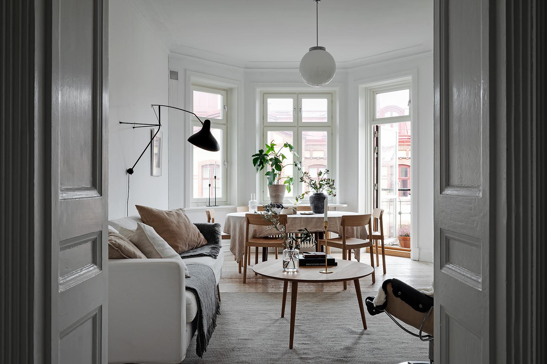 Djupa dörrnischer med vy från hallen