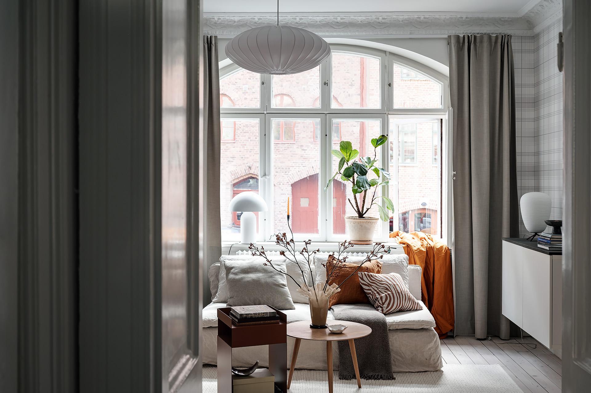 Stort originalfönster med rundad båge