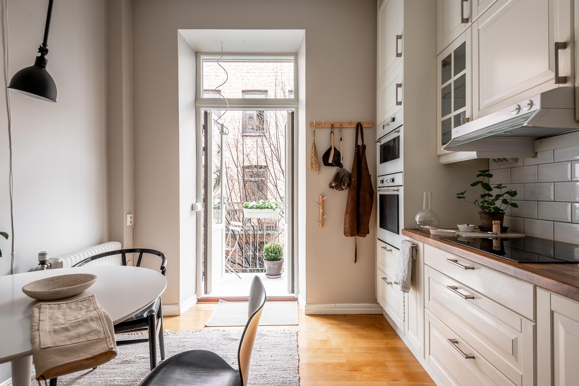 Från köket och genom dubbeldörrar nås bostadens ljuvliga balkong i sydost