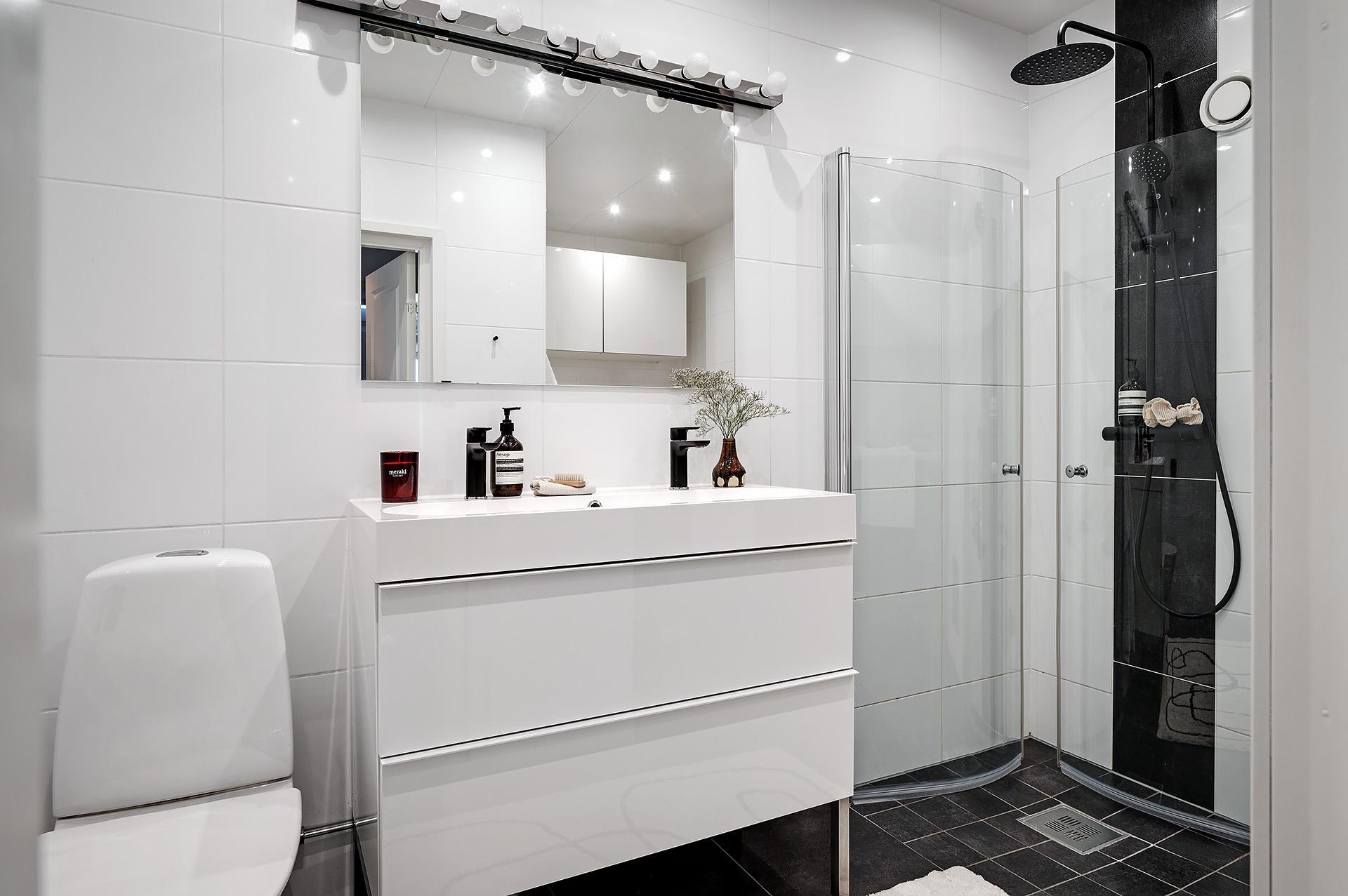 Rymligt renoverat badrum