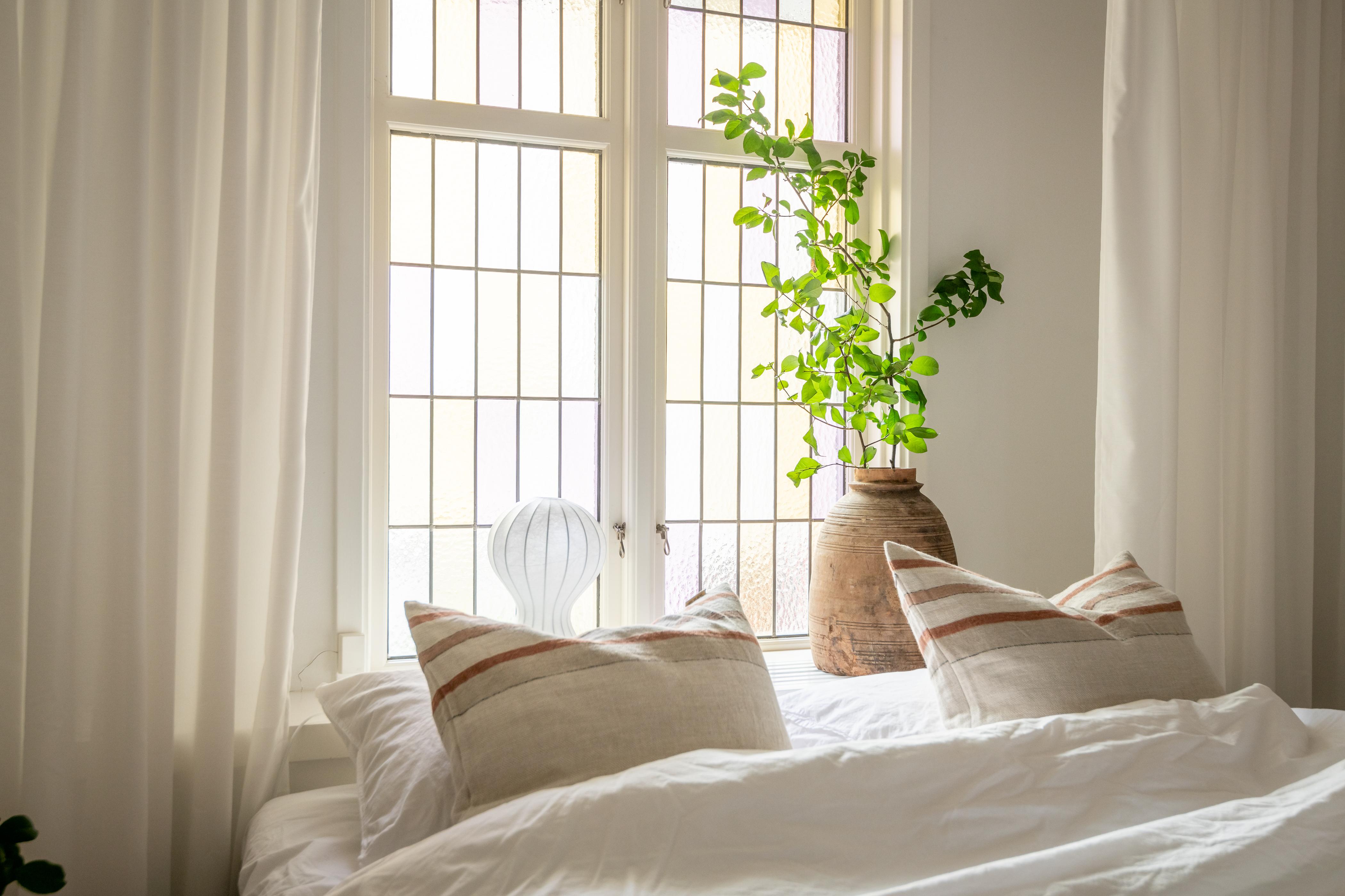 Ett blyinfattat fönster ramar in sovrummet