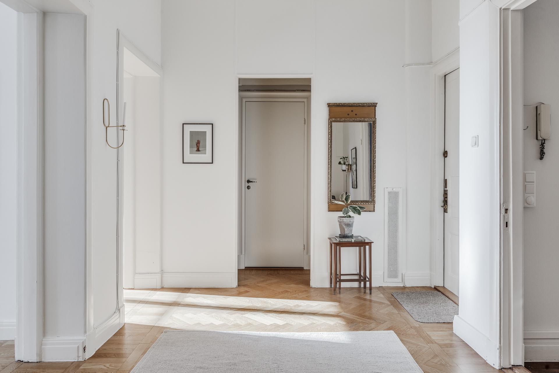 Lågupplöst Fantastiskt ljusinsläpp som når långt in i hallen