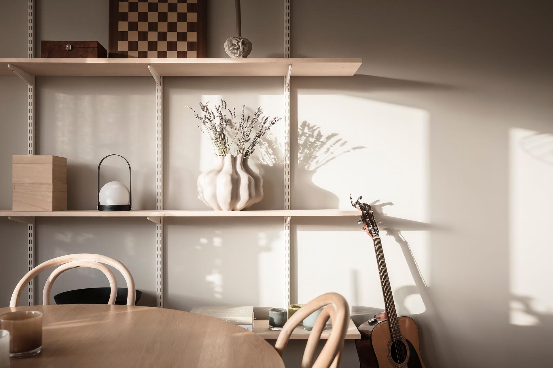 Ljuset vandrar fint över ytorna