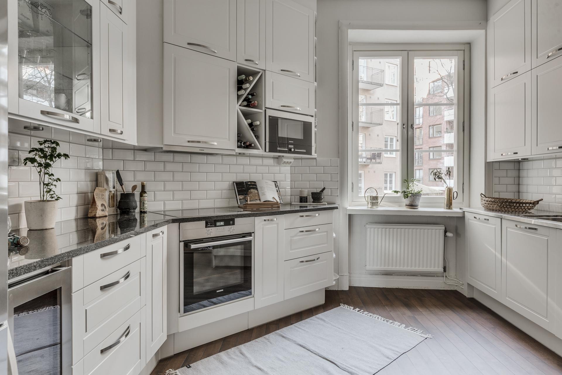 Lågupplöst Smakfullt renoverat med gott om förvaring och bänkskiva i granit