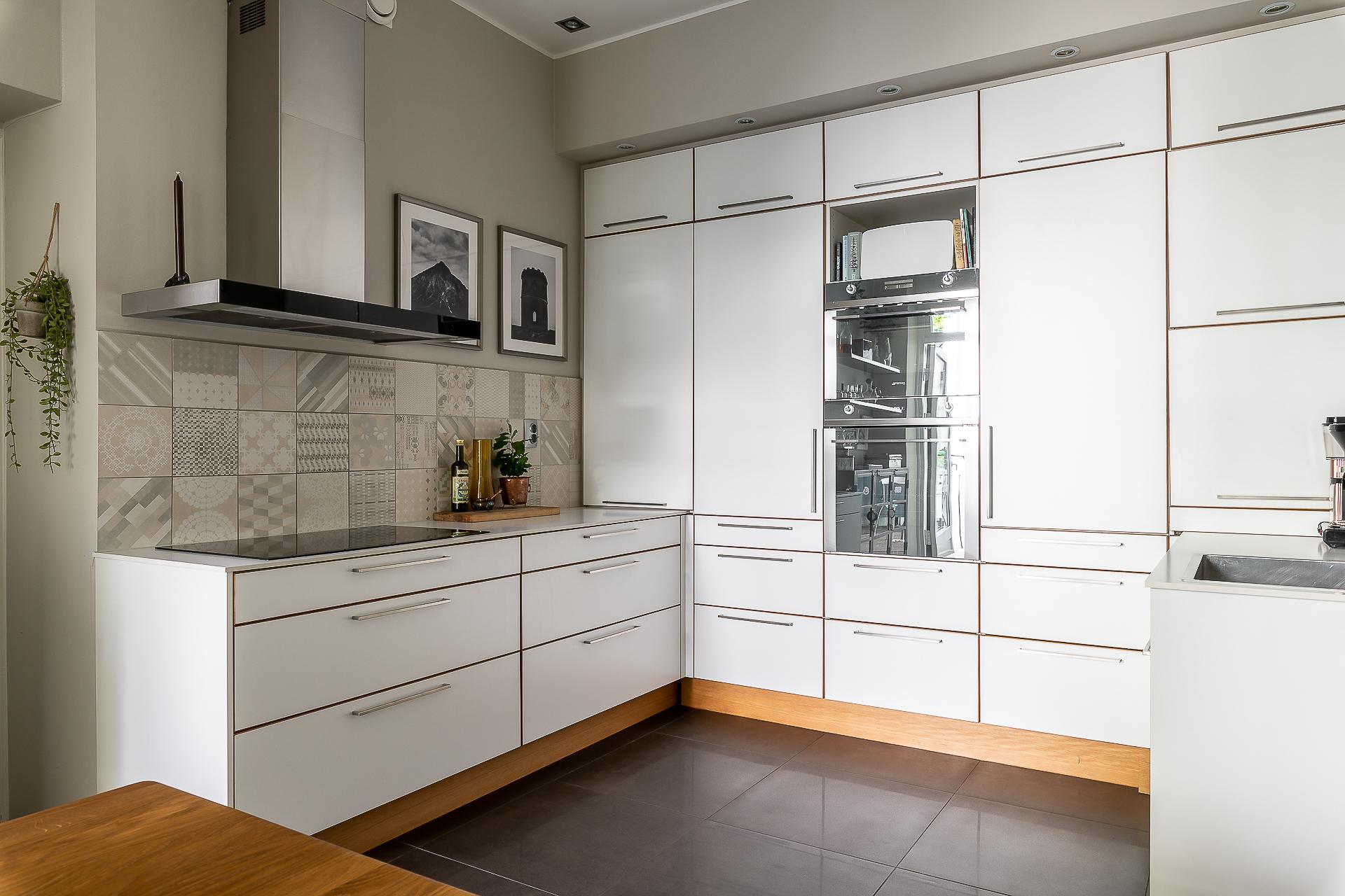 Kakel ovan bänkar och spis är mattlackad kakelkeramik.