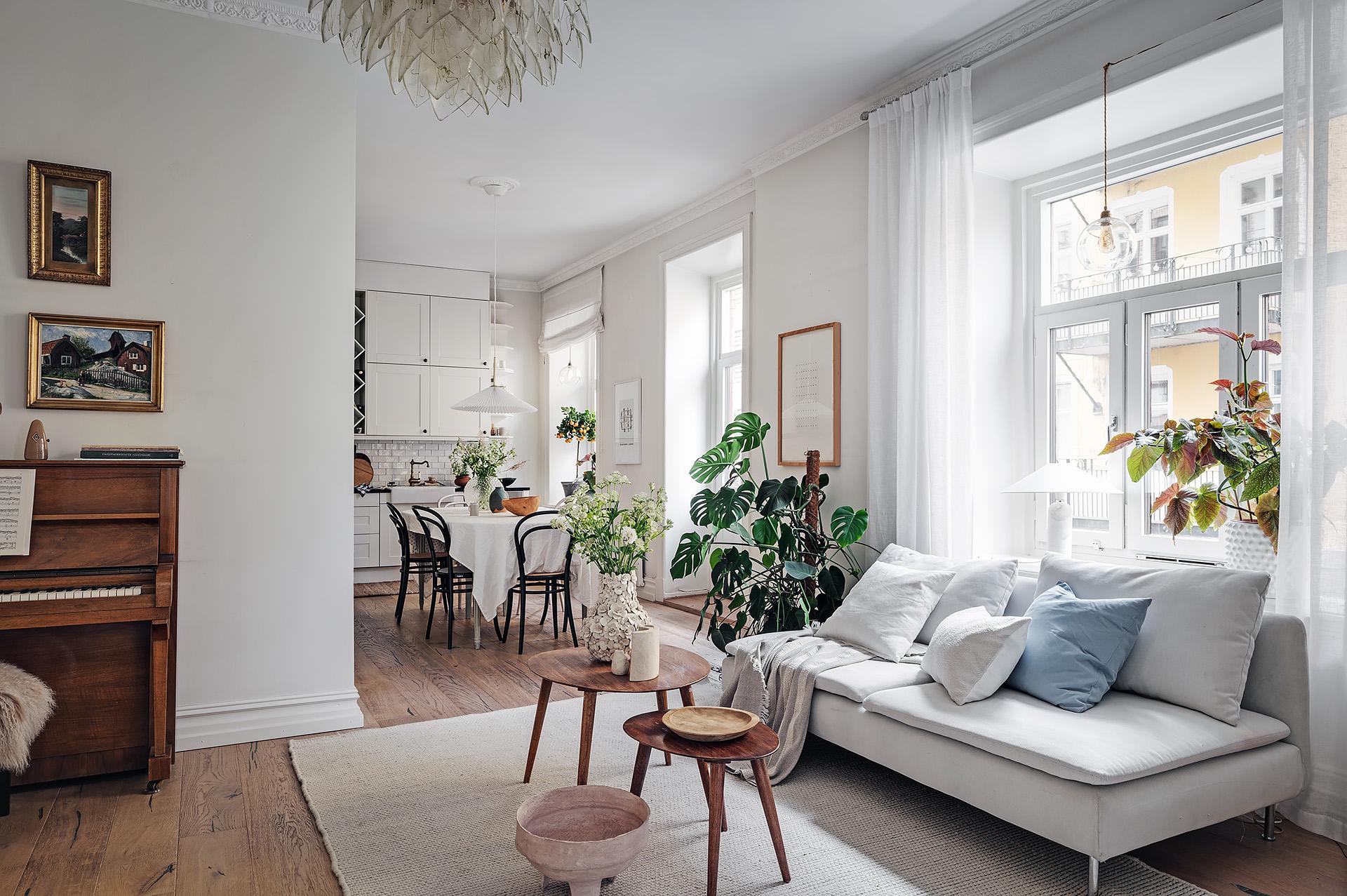 Öppen social planlösning med utgång till balkong i söder