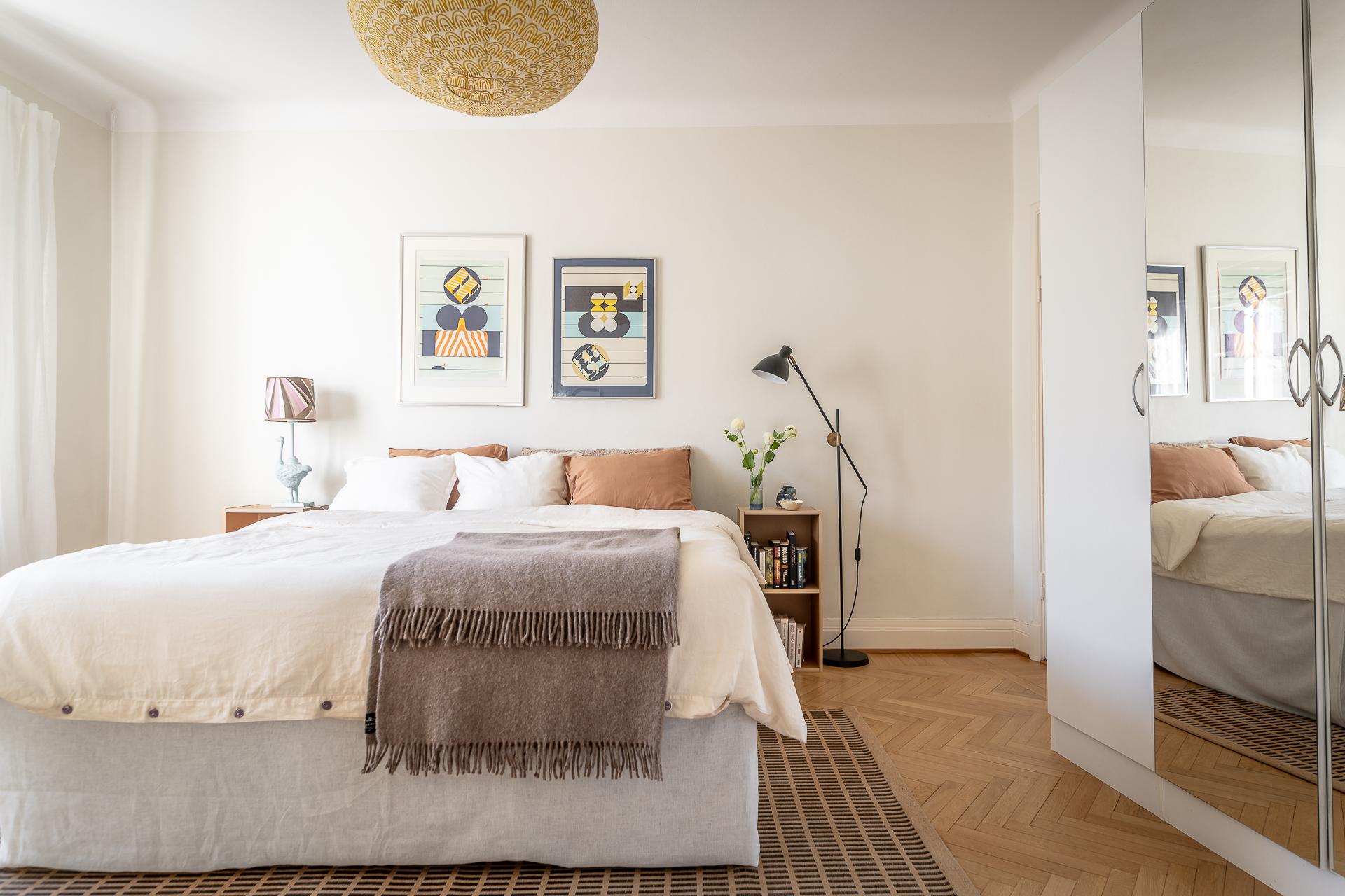 Stort vackert sovrum med fiskbensparkett