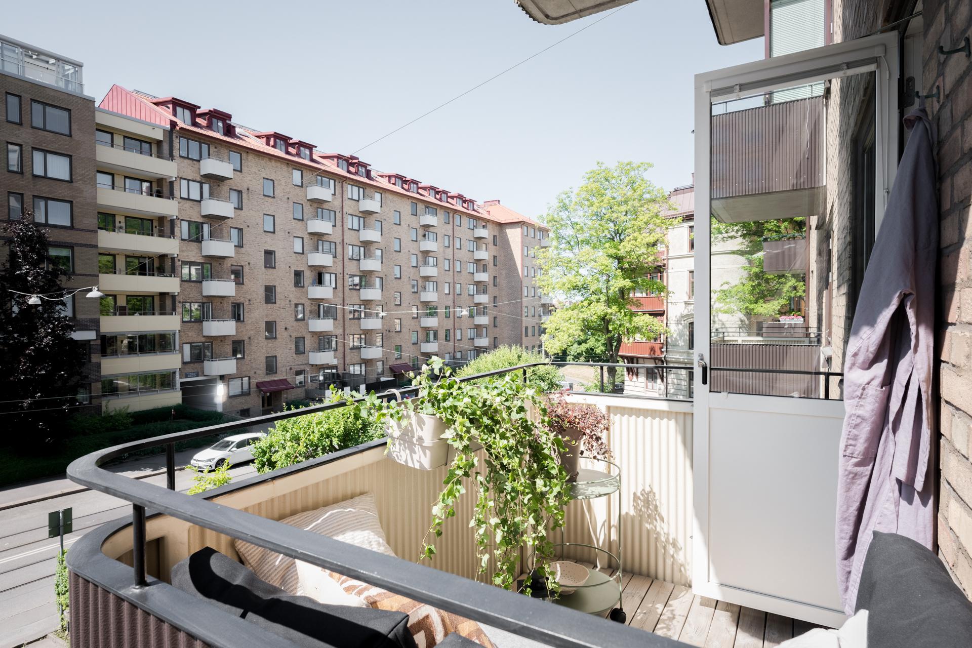 Klockren västerbalkong med bra sol från lunchtid