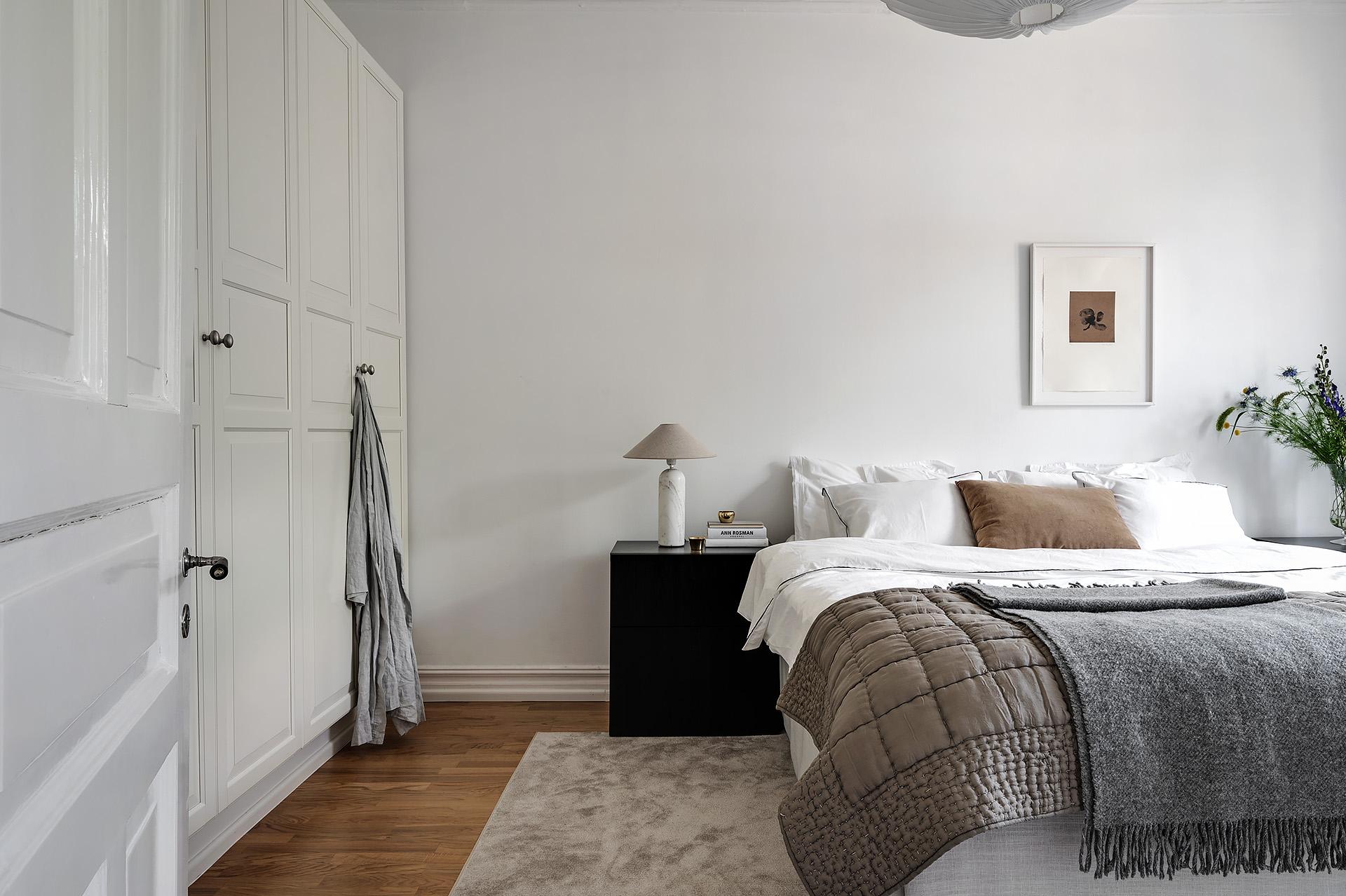 Längs ena sidan finns garderober