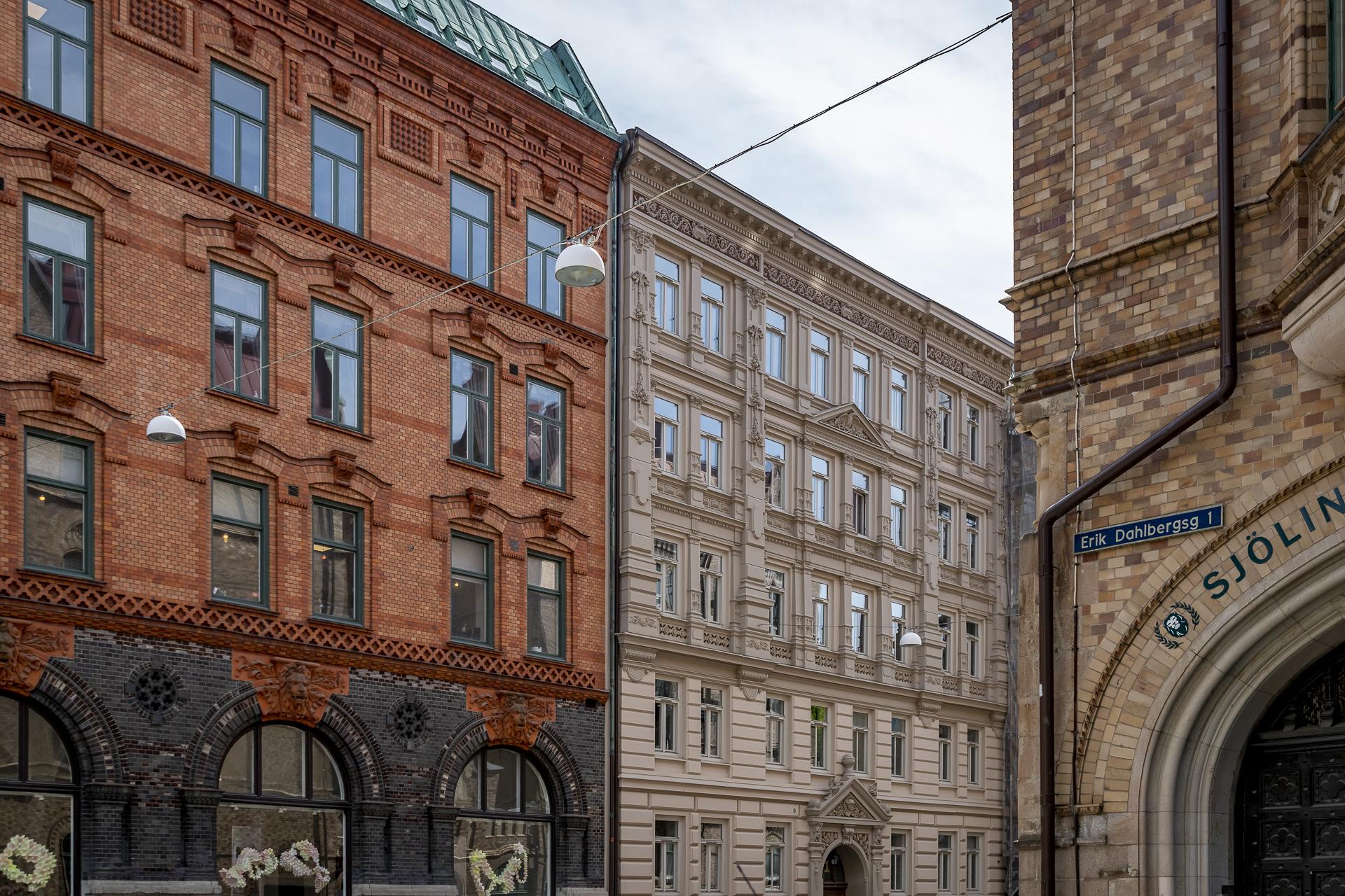 Stolt nyrenässans bostad om tre stora rum och generöst tilltaget kök