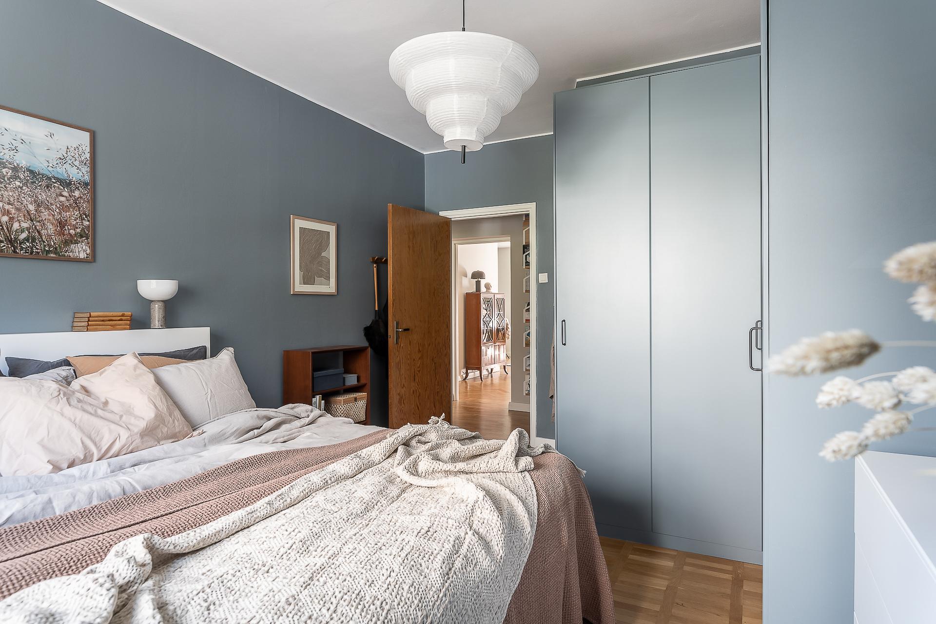 Ekparkett i original, holländsk parkettmönster, slipades och mattlackades år 2019.