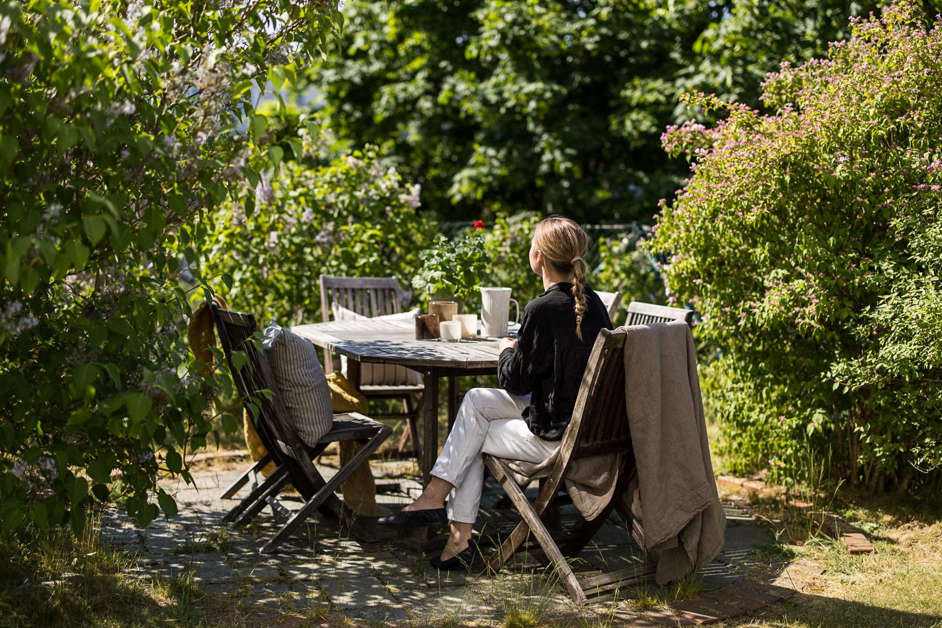 På baksidan av huset finns utemöbler och grill