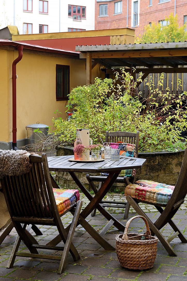 Föreningens innergård har utemöbler och cykelförvaring