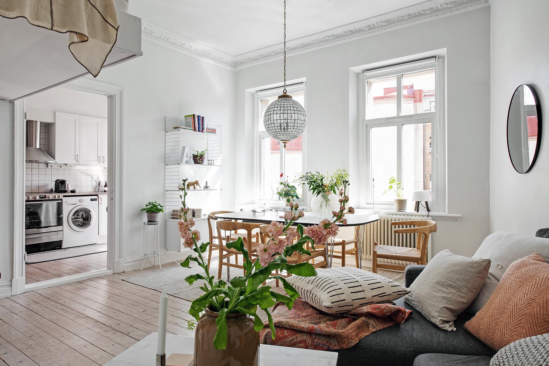 Lågupplöst Massiva originalbrädgolv och fin stuckatur