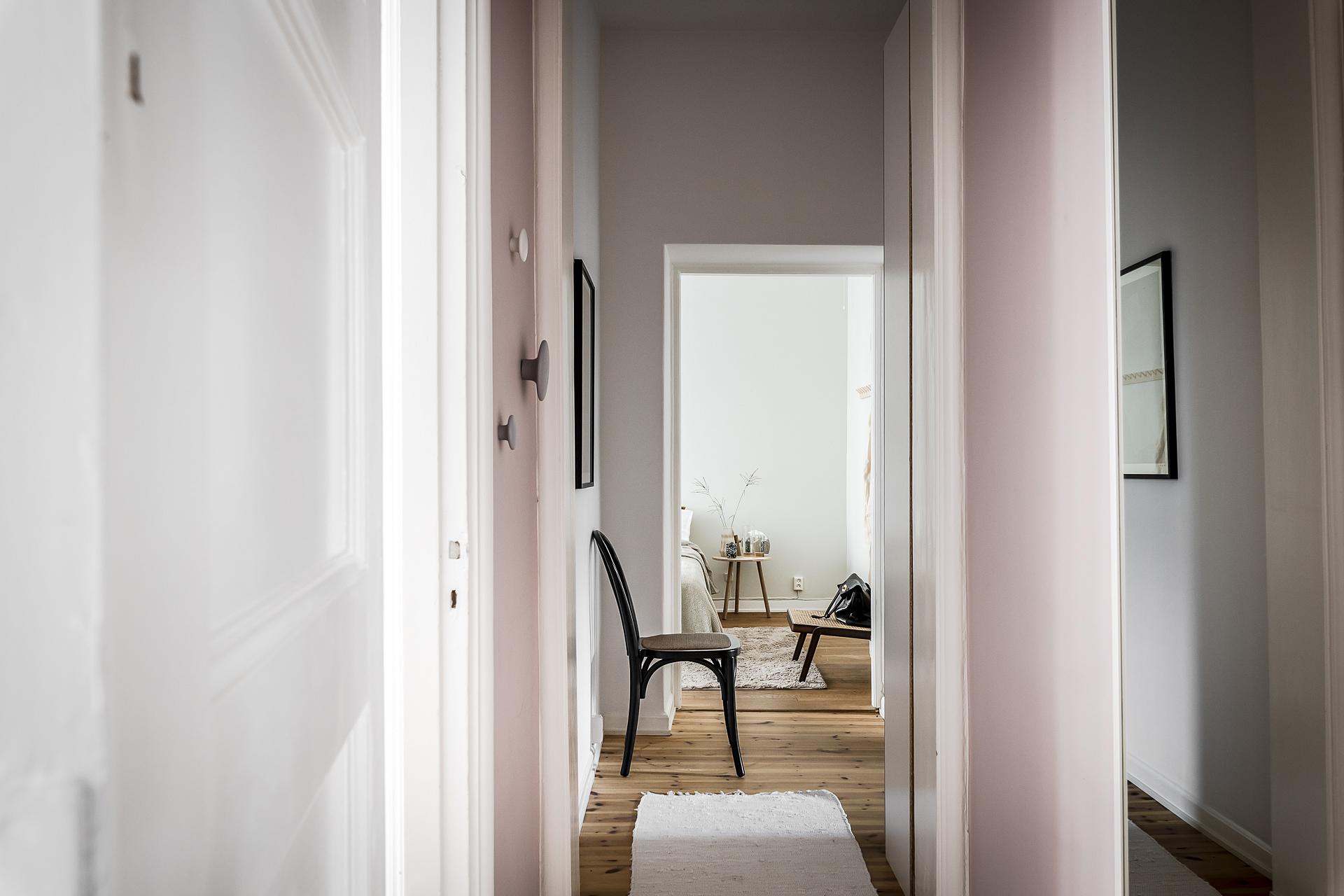 Den inre hallen blir lite av lägenhetens nav