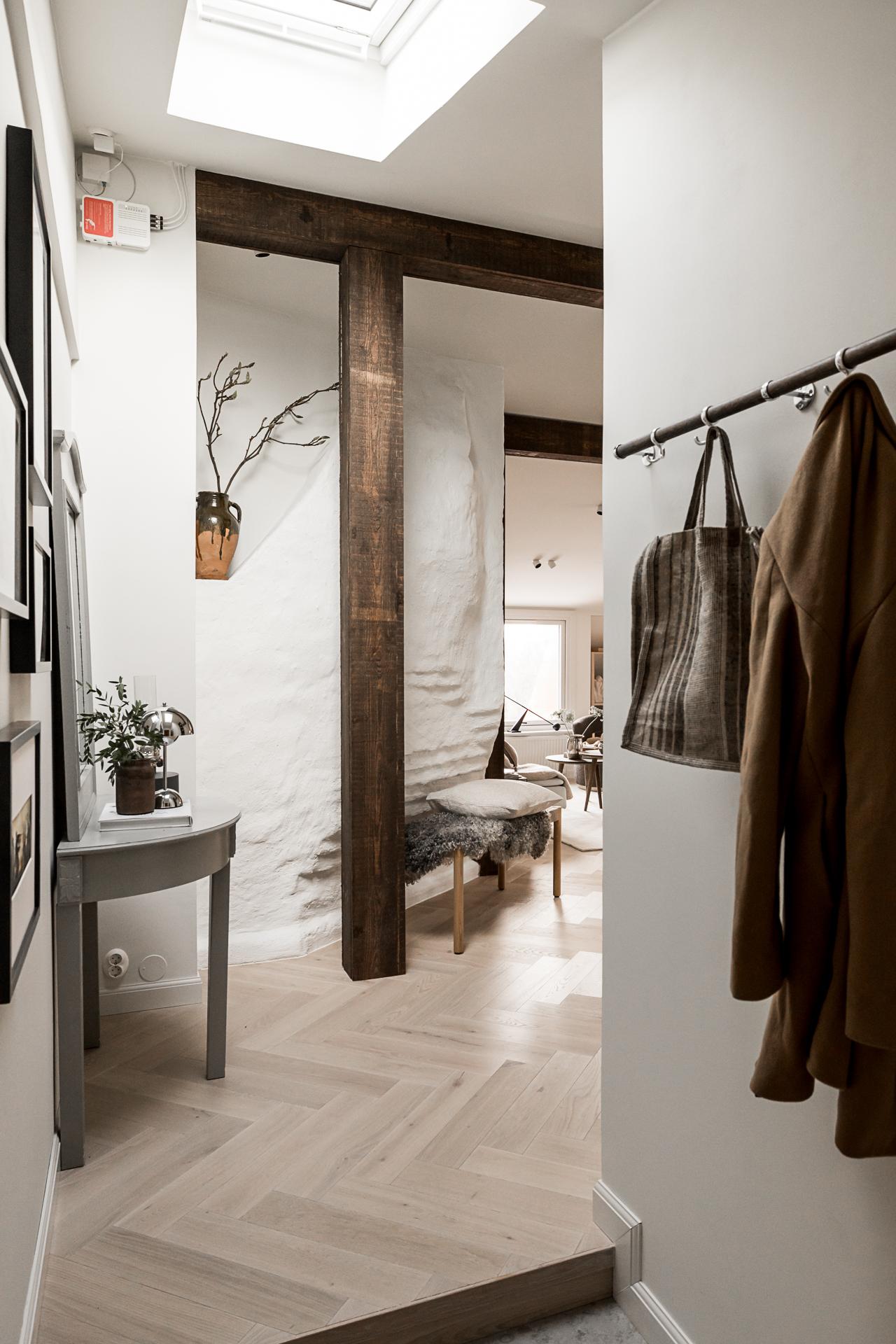 I taket sitter ett motordrivet takfönster