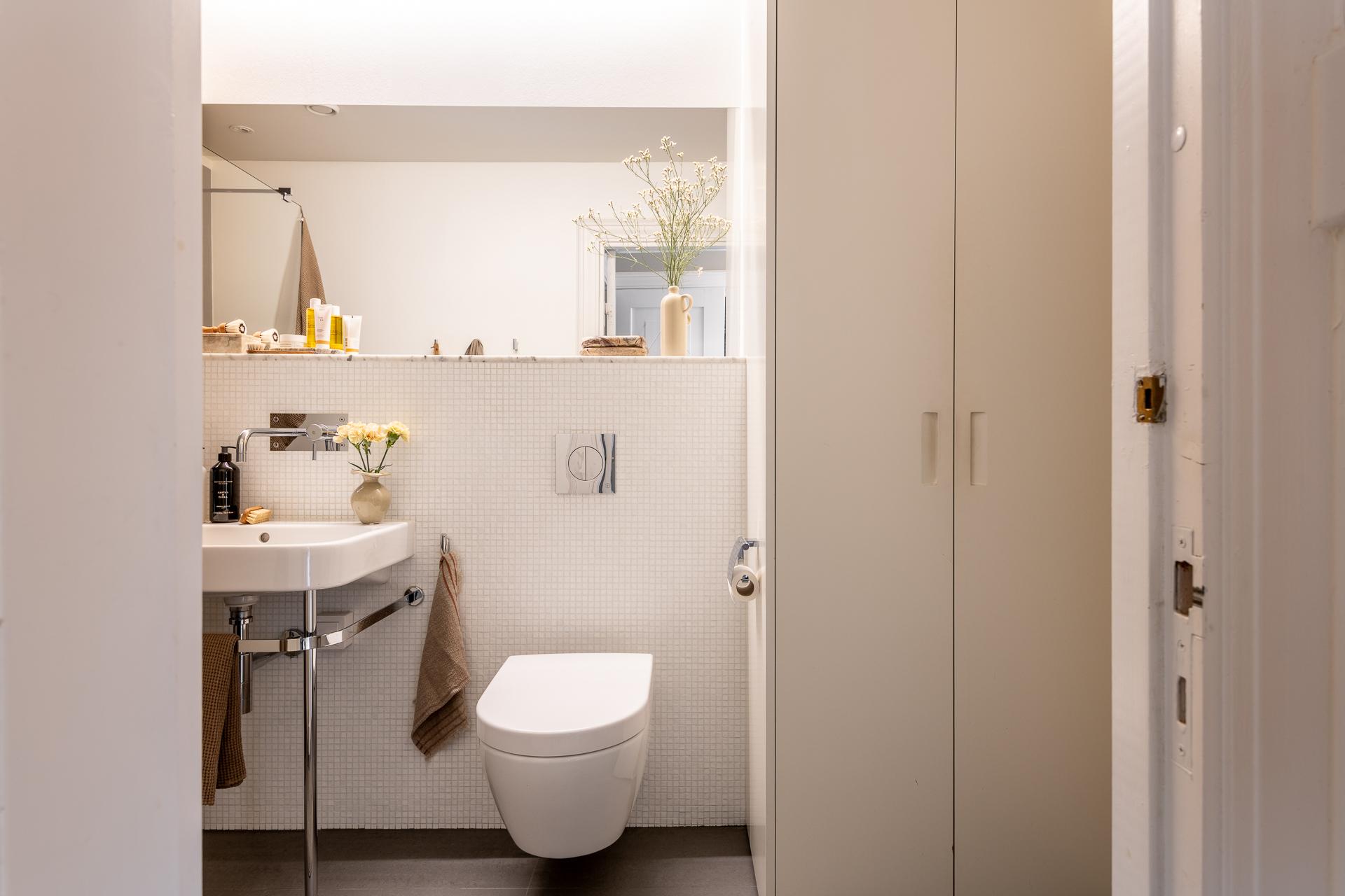 Bakom skåpsluckorna finns både tvätt och tork