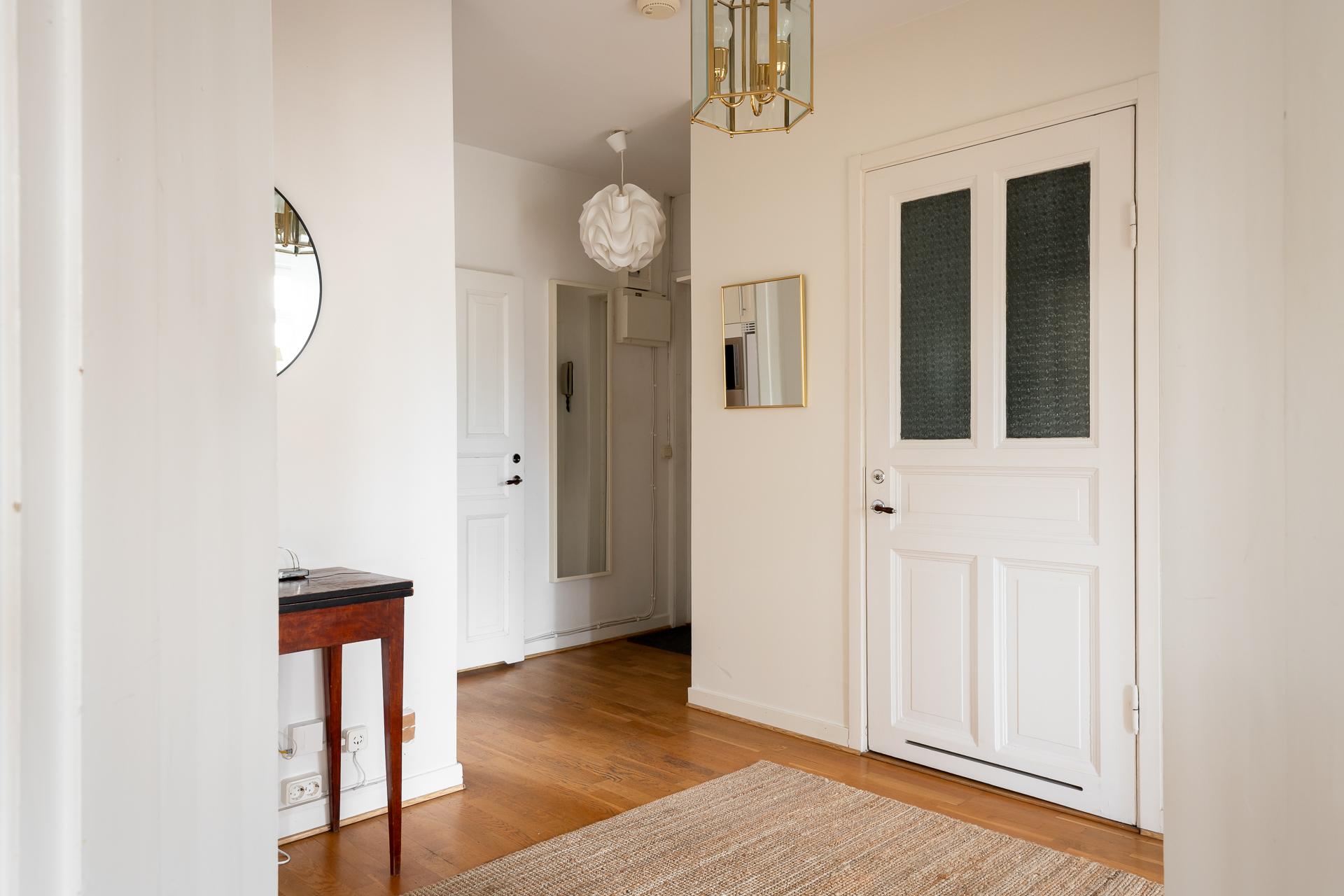 Välkomnande och tilltagen hall