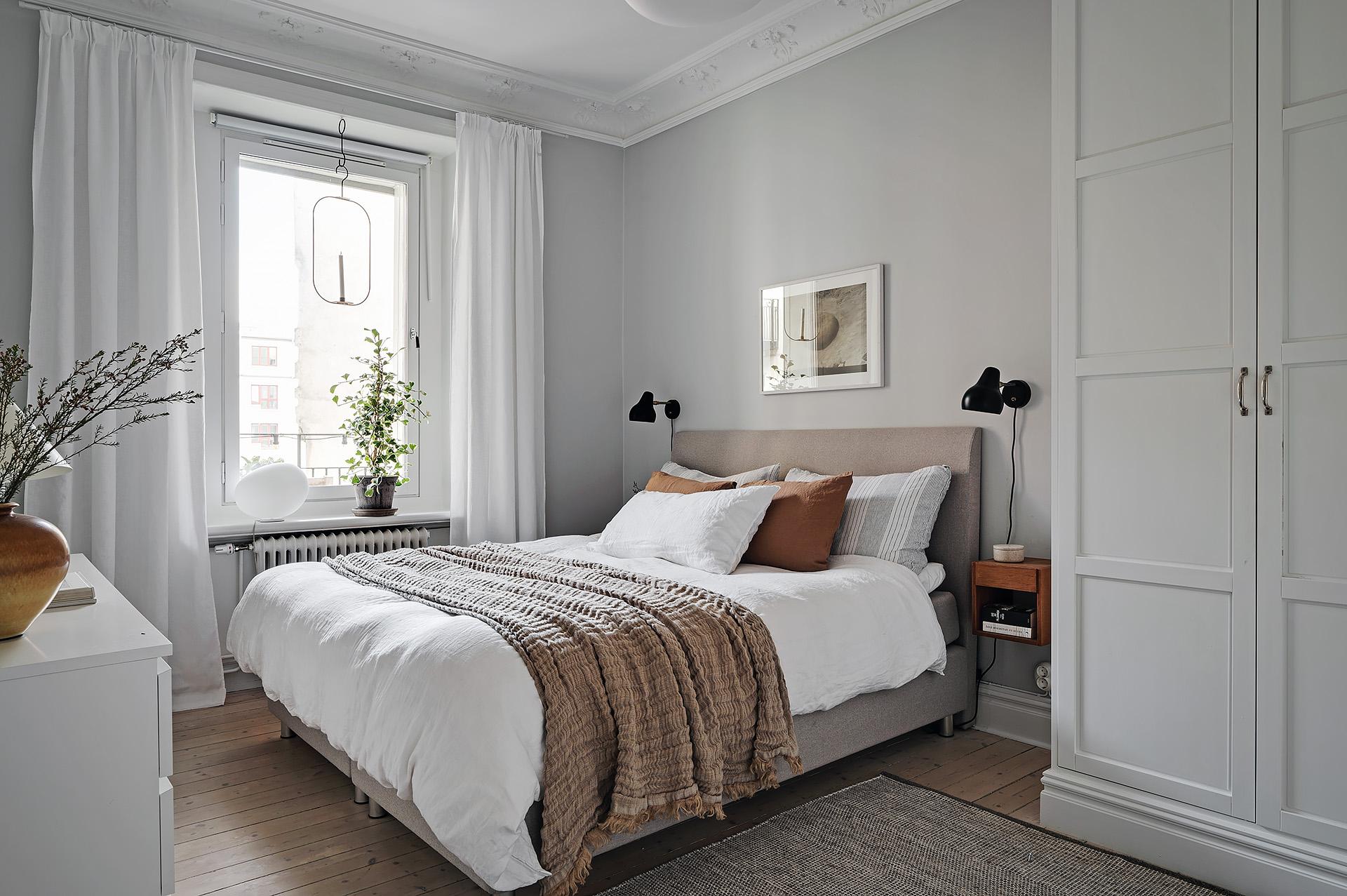 Lugnt master bedroom mot innergården