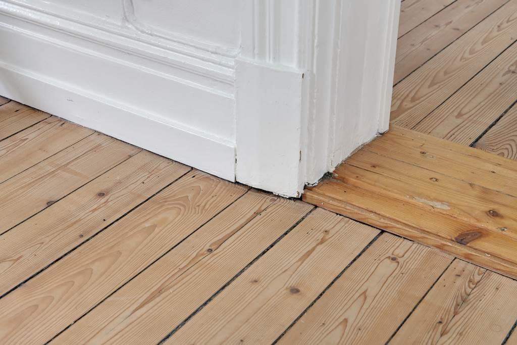 Lågupplöst Släta brädgolv i vardagsrum och sovrum