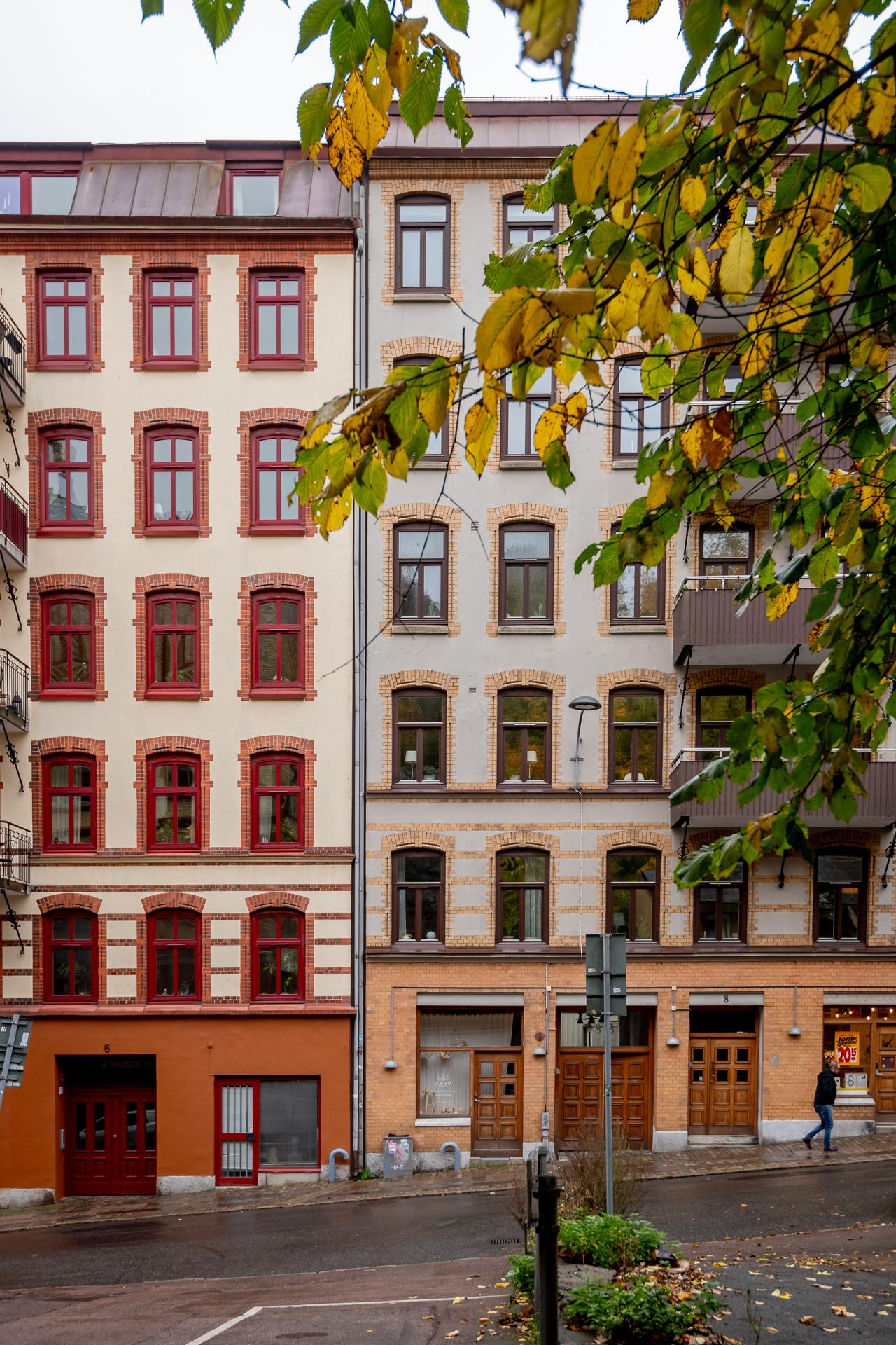 Kastellgatan 8A och fönstren till vänster om ekporten