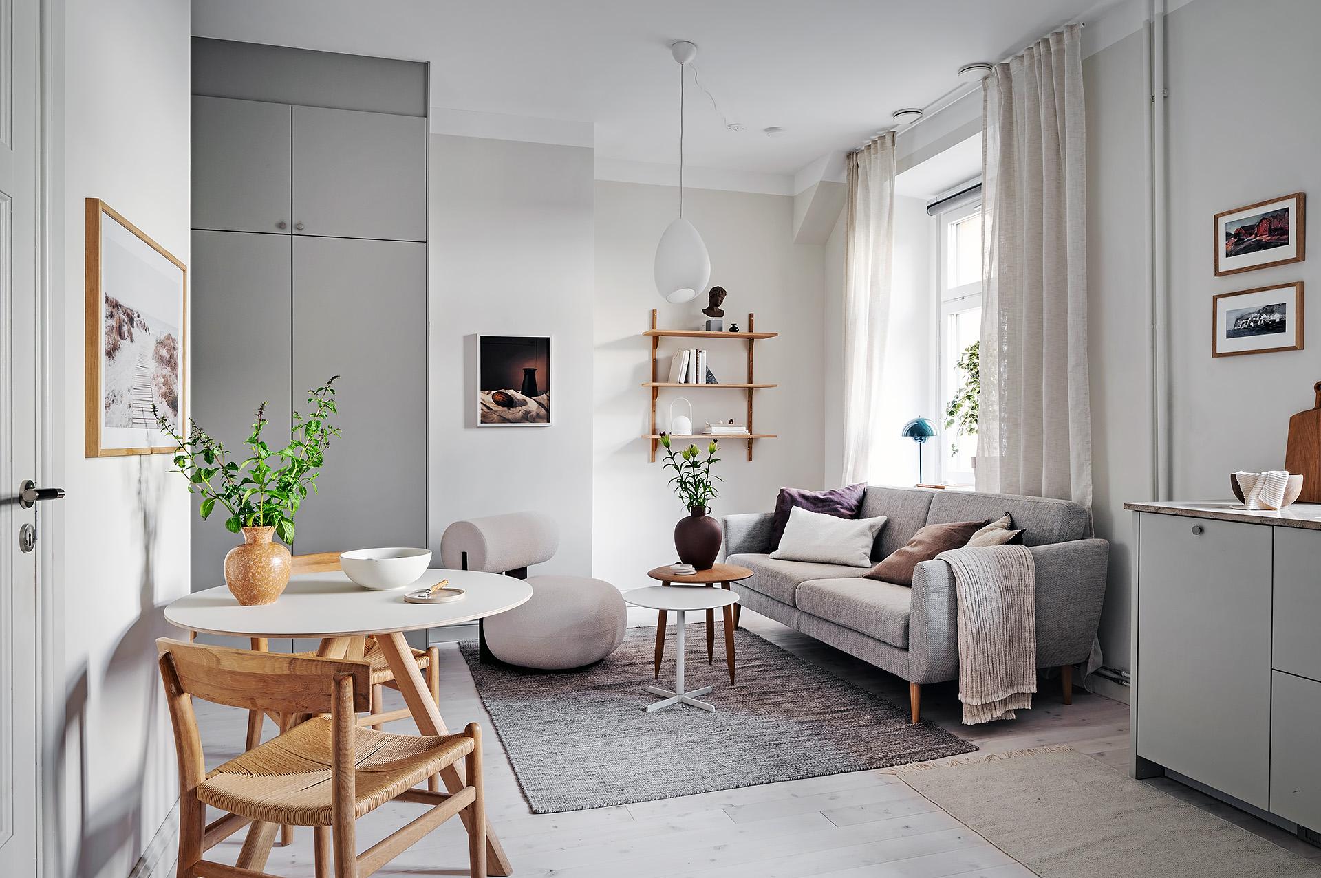 Höga fönster släpper in rikligt med ljus