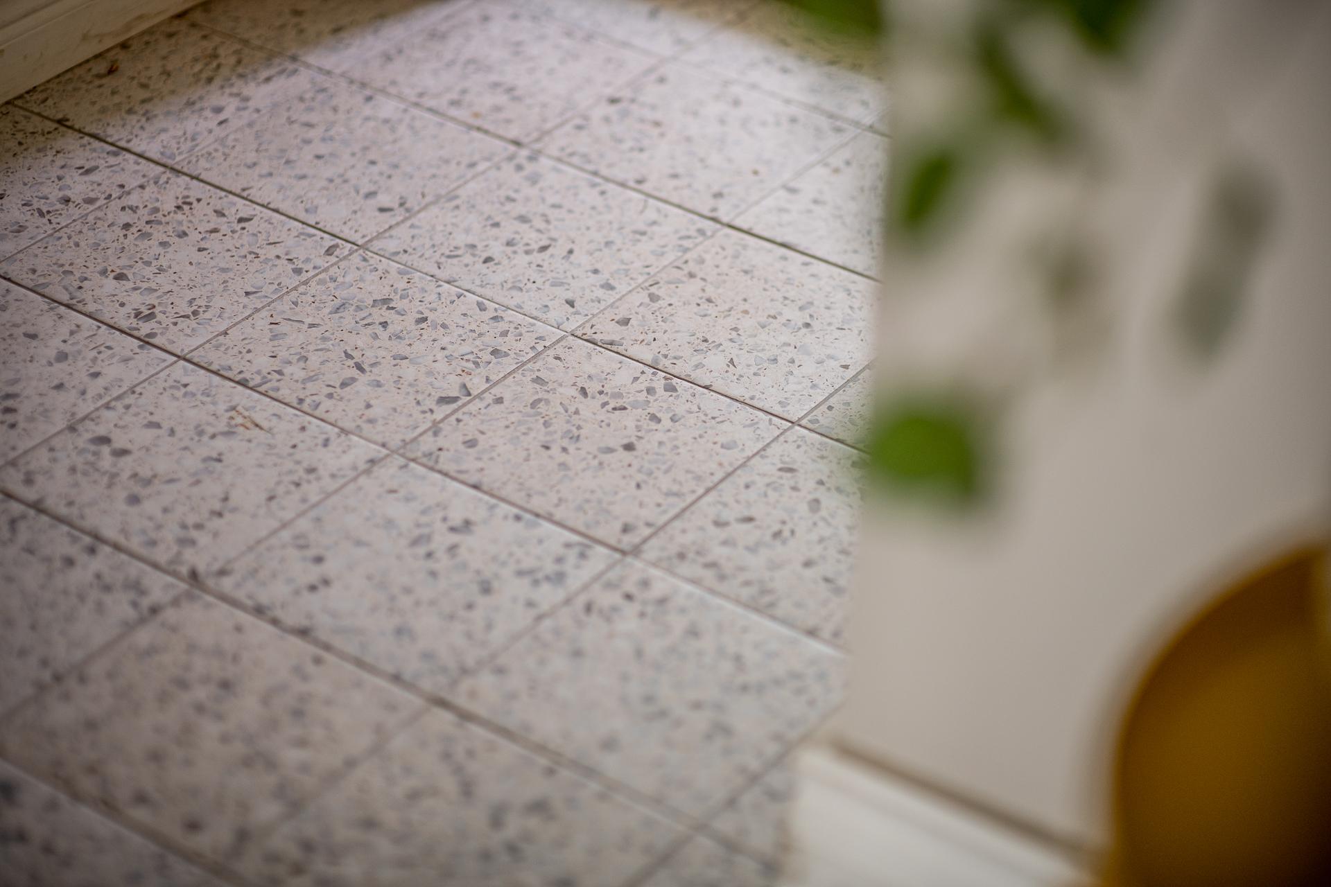 Entrén har Terrazzogolv med golvvärme