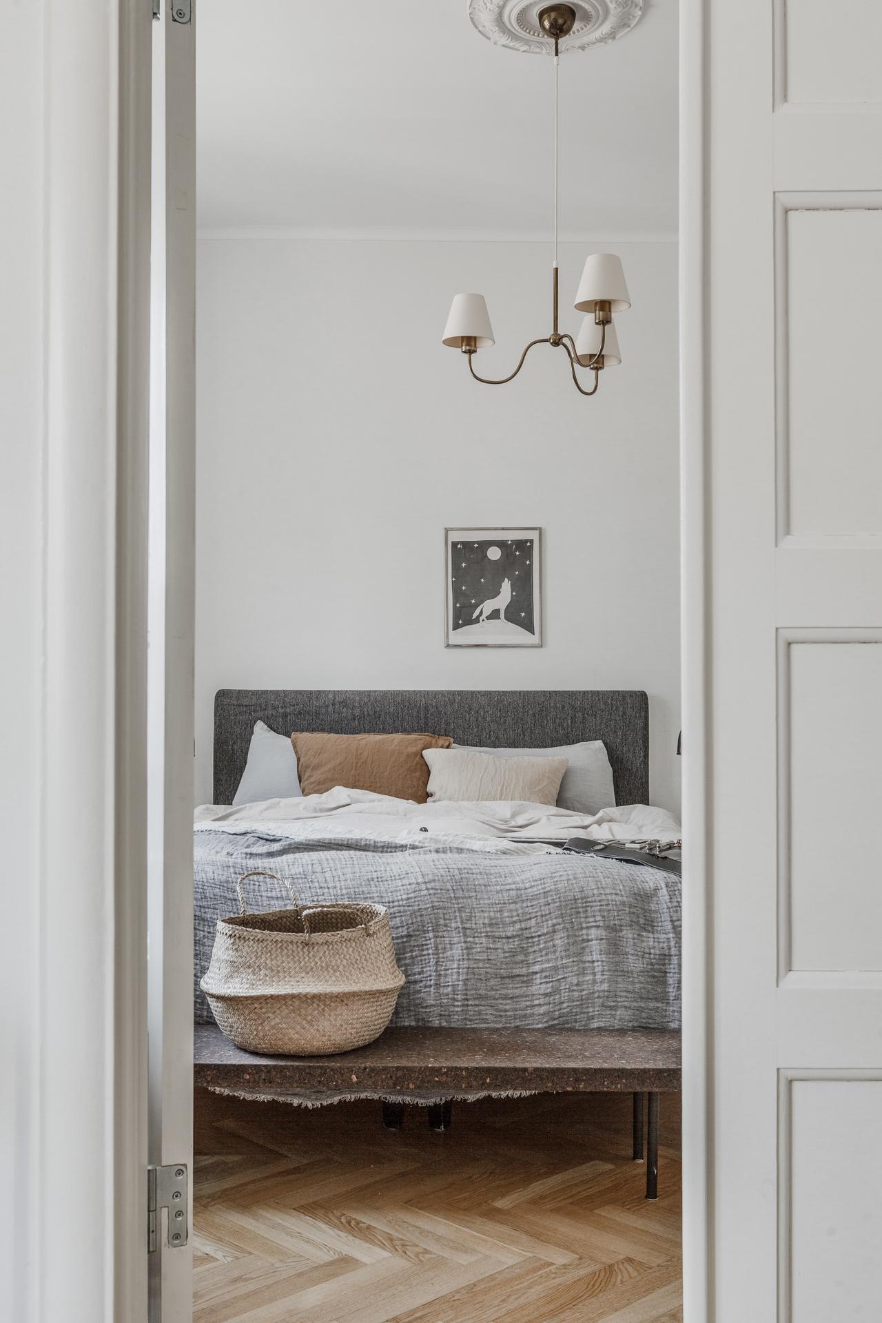 Lågupplöst Sovrum och vardagsrum i fil skiljs med vackra pardörrar