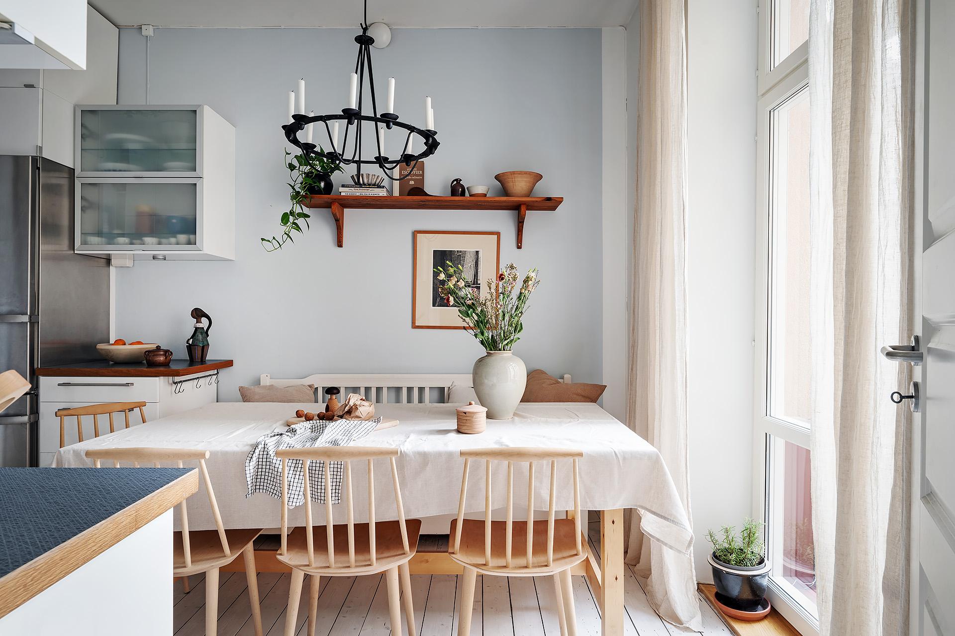 Runt matbordet ryms hela familjen