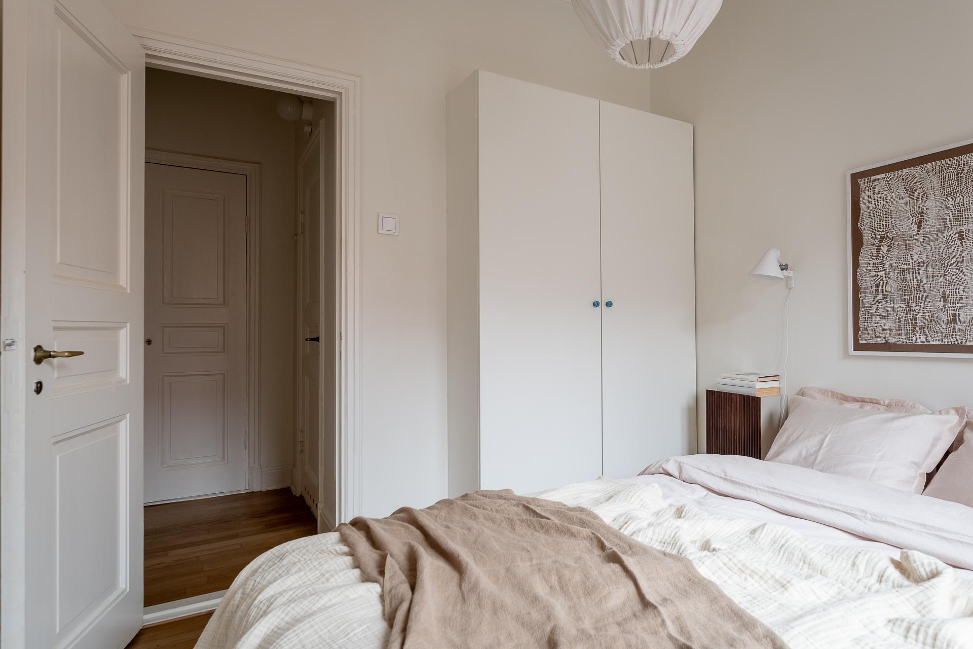 Garderobsförvaring i sovrum samt originalgarderober utanför sovrum