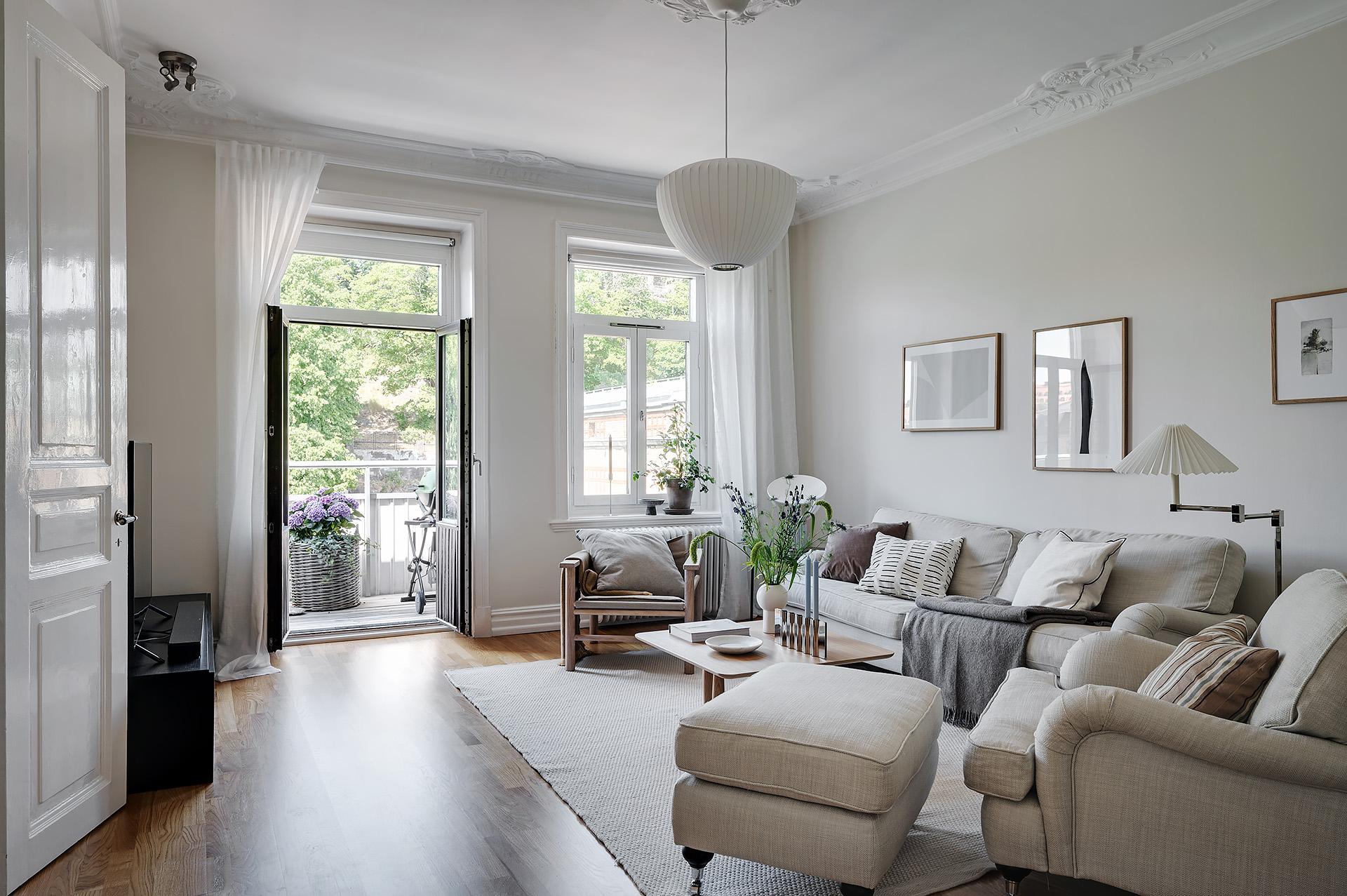 Utanför slås man av grönskan och lugnet