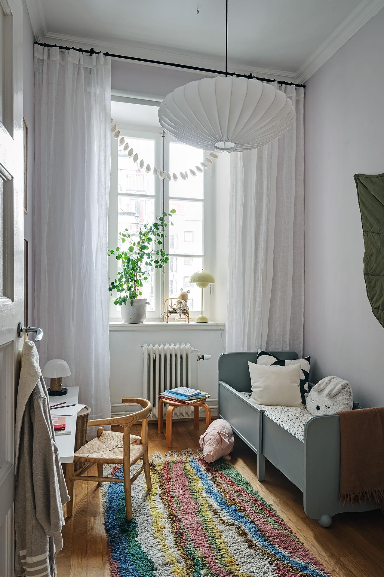 Även här finns ett högst spröjsat fönster