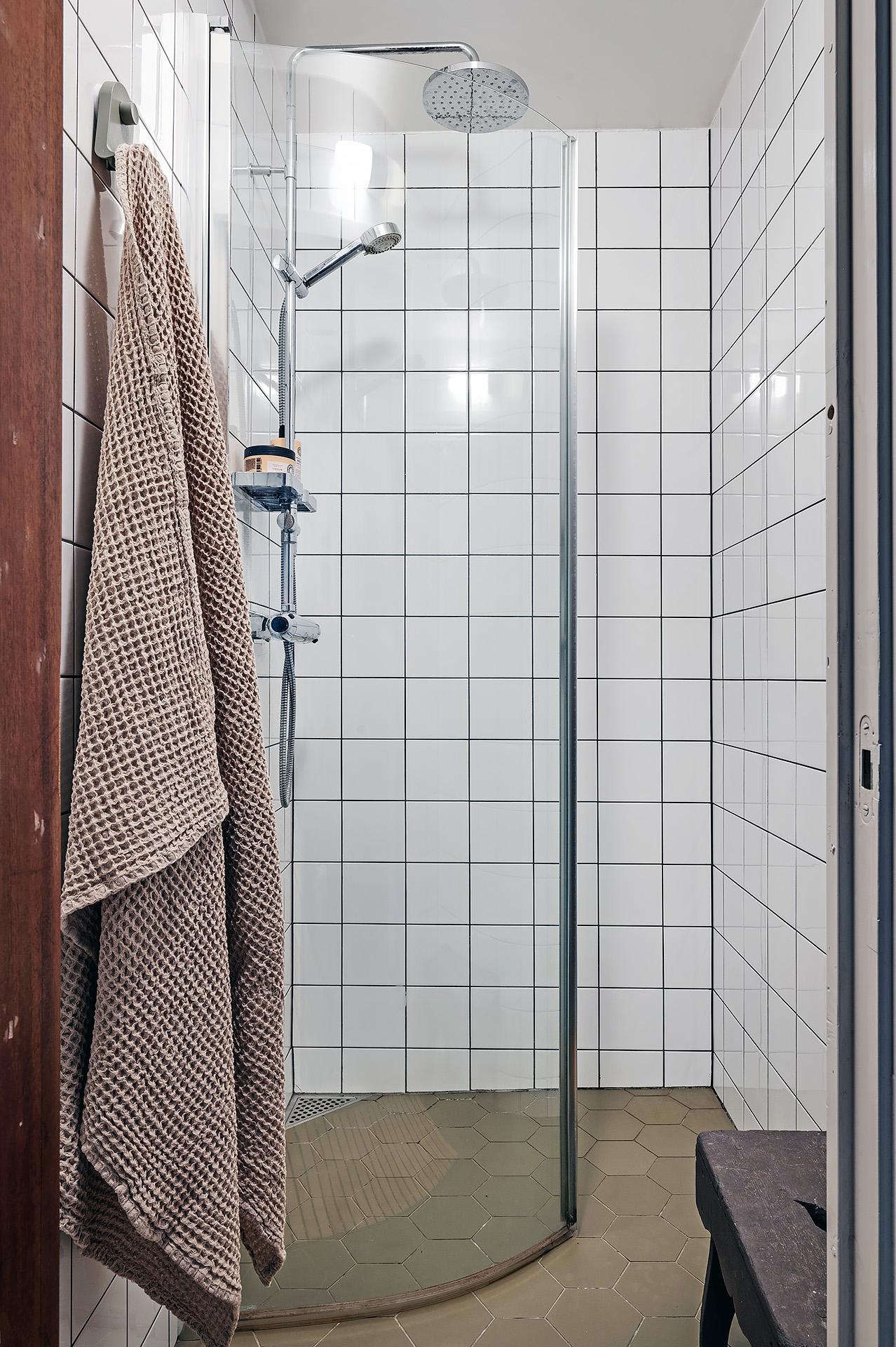 Dusch längst ner i korridoren