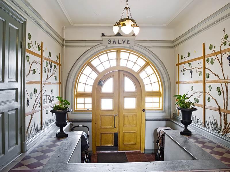 Lågupplöst A-ingången med den ståtliga entrén