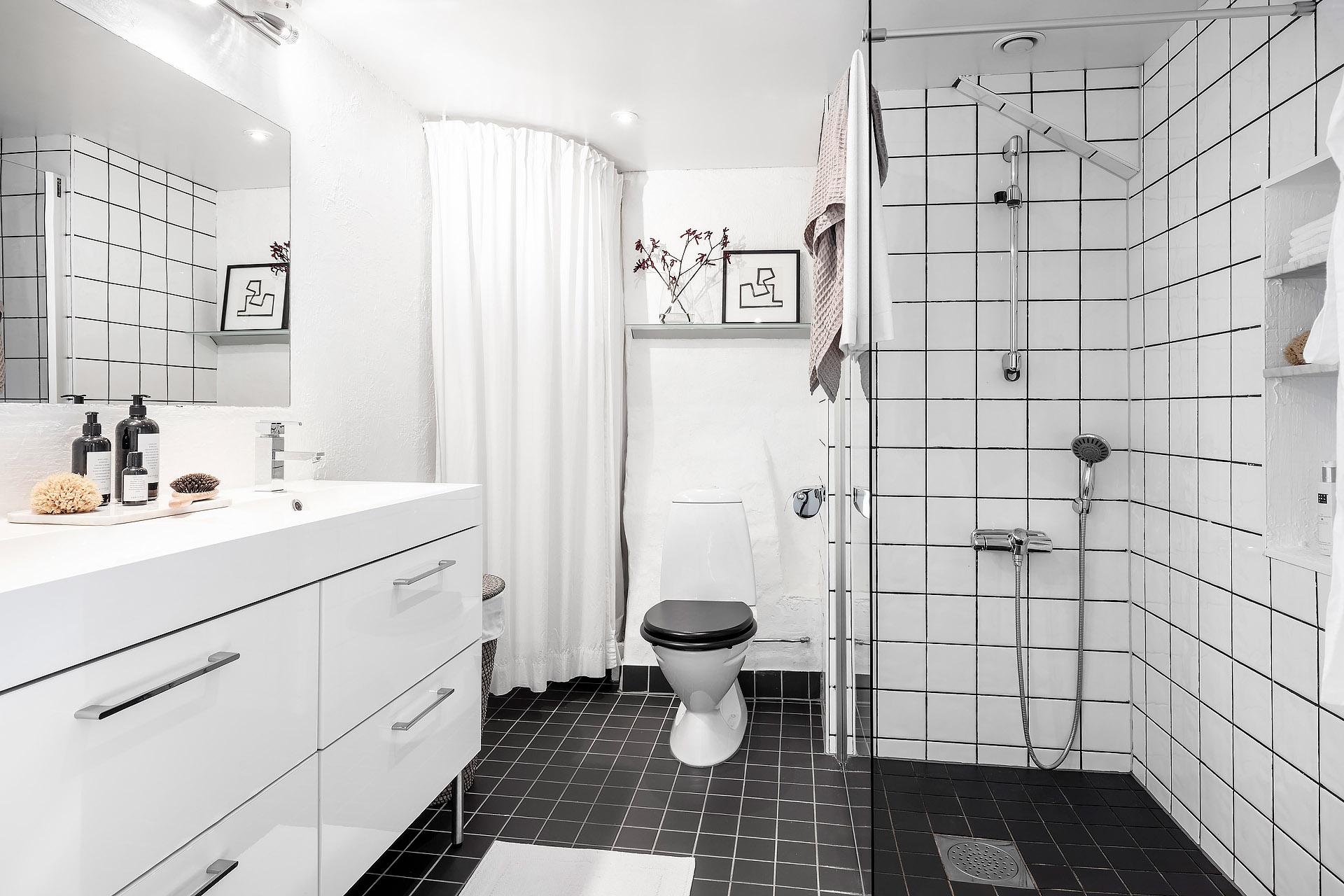 Lågupplöst Bakom tyget återfinns tvättmaskinen