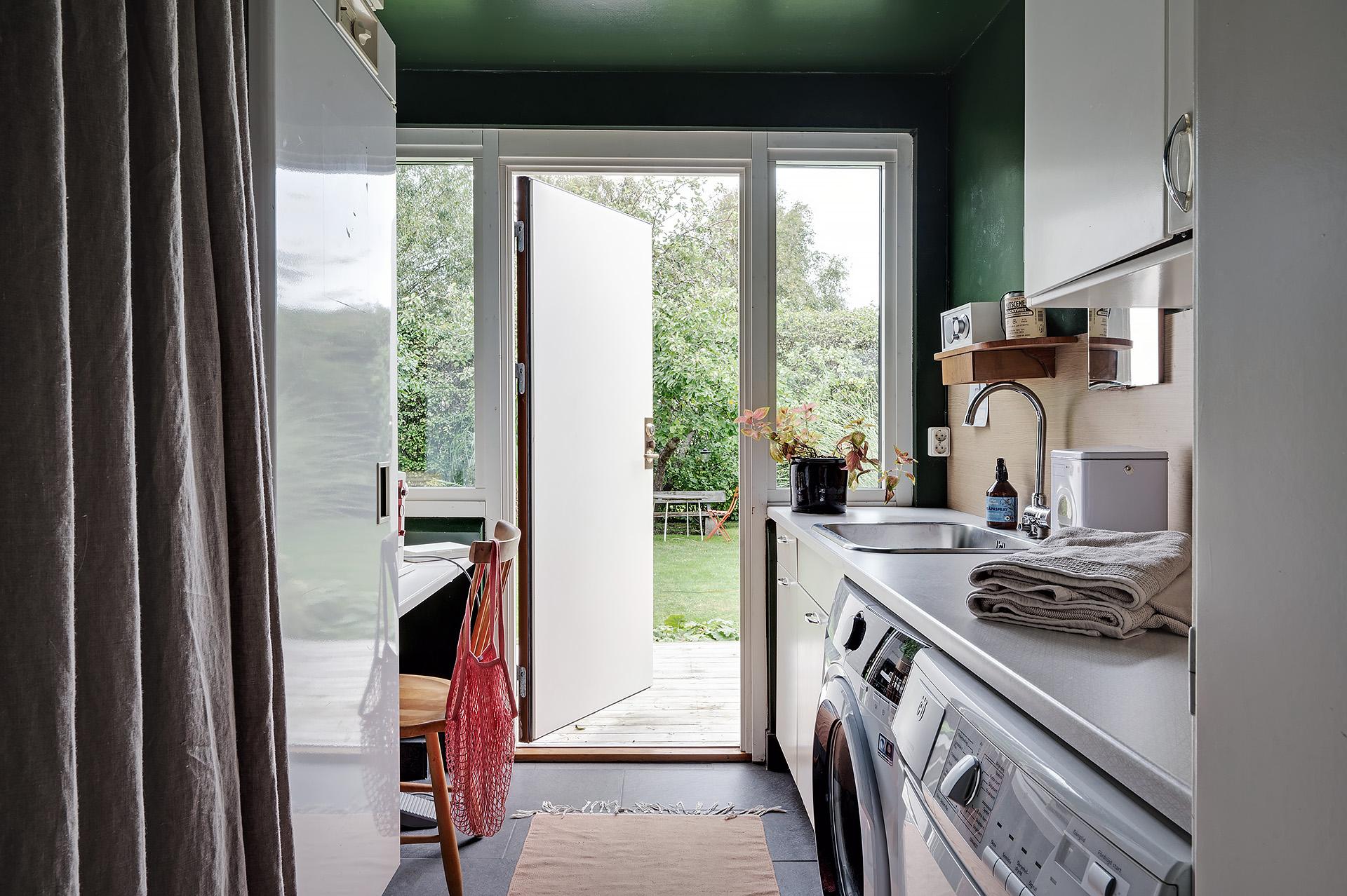 Tvättstuga med utgång till trädgården