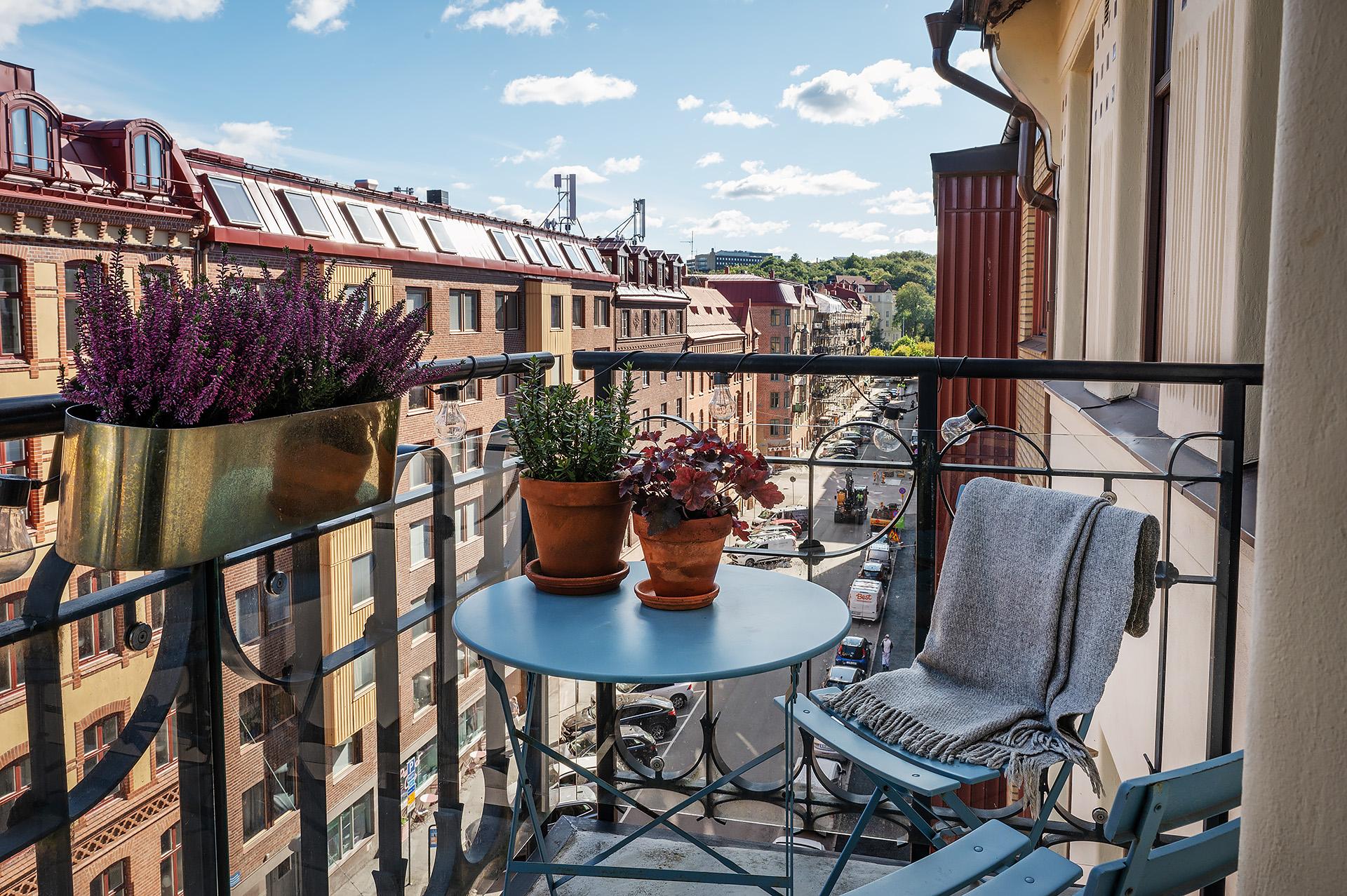 Balkongen erbjuder sol hela morgonen och förmiddagen