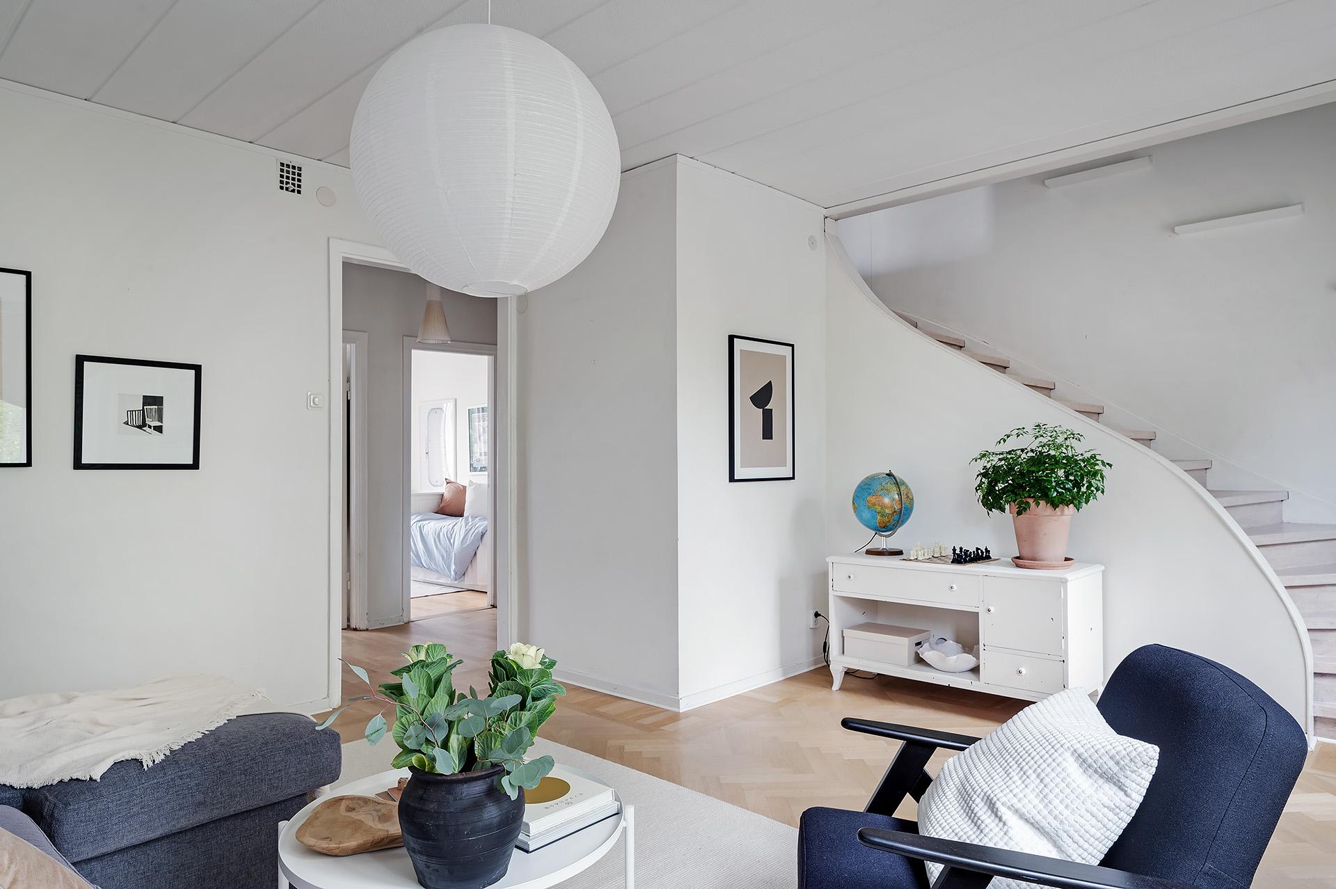 Genomgående en ljus färgsättning på husets väggar