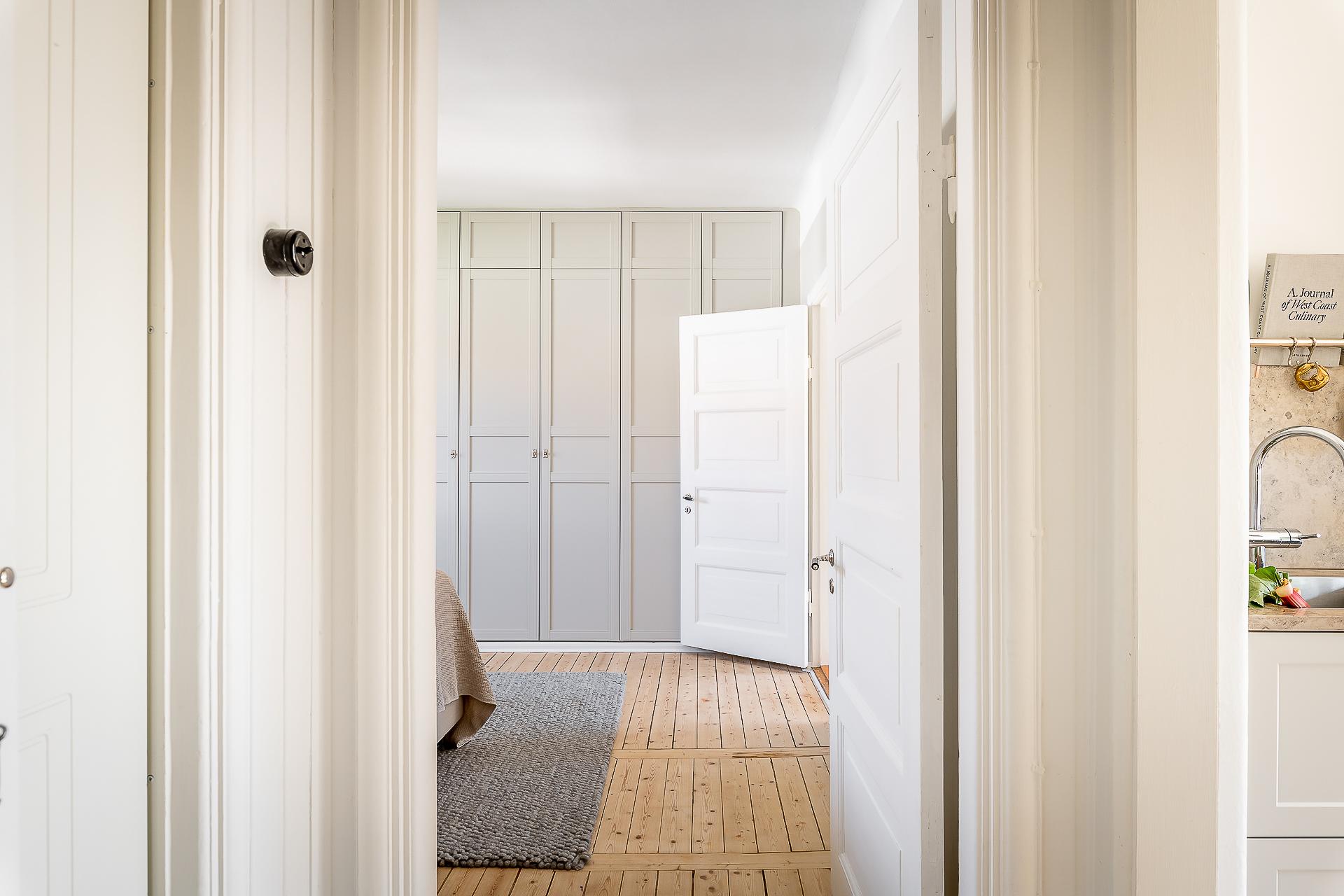 Från stora sovrummet når man både inre hall, gästtoalett och kök