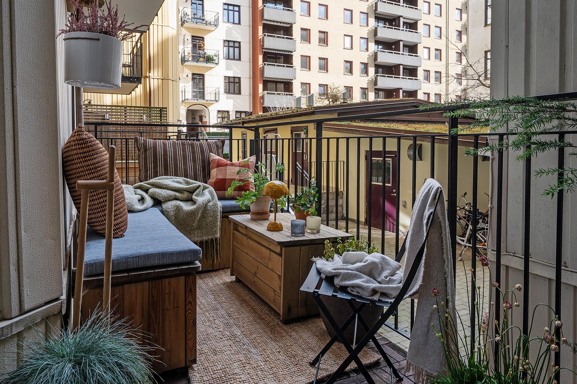 Stor smidesbalkong mot innergården i sydost