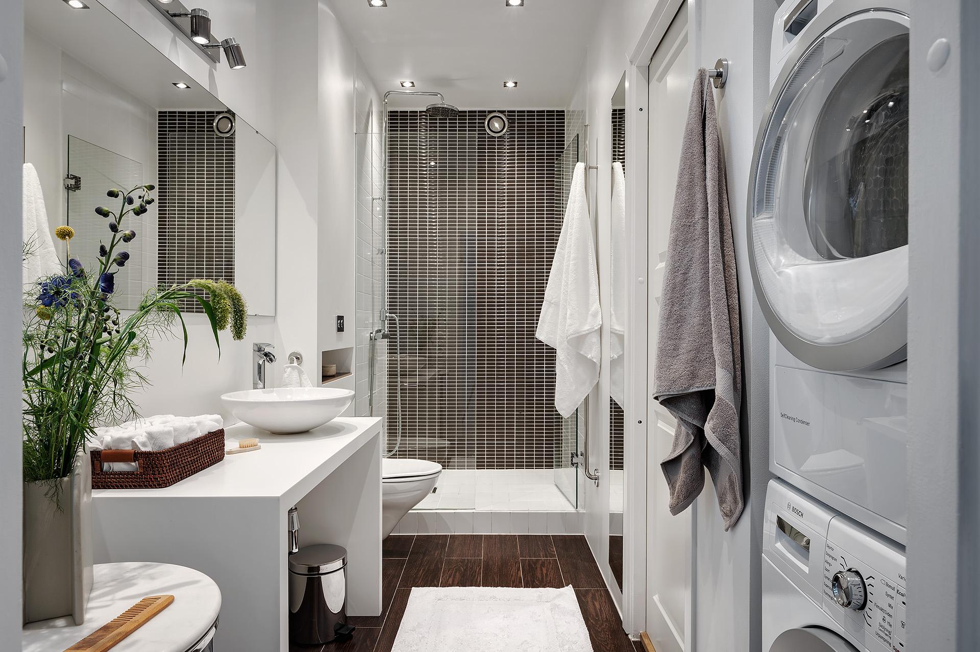 Stort renoverat badrum i tidlösa material