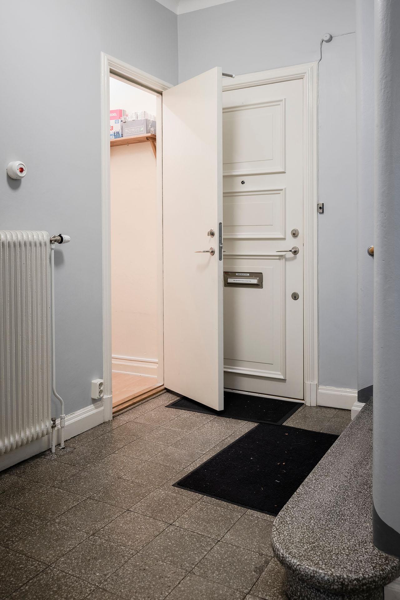 I trapphuset ligger ett av tre förråd...