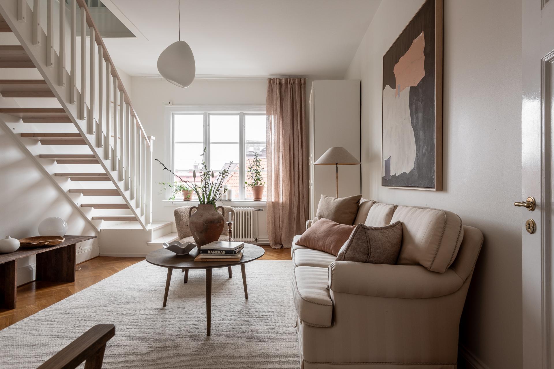 Vardagsrum med klädkammare i anslutning