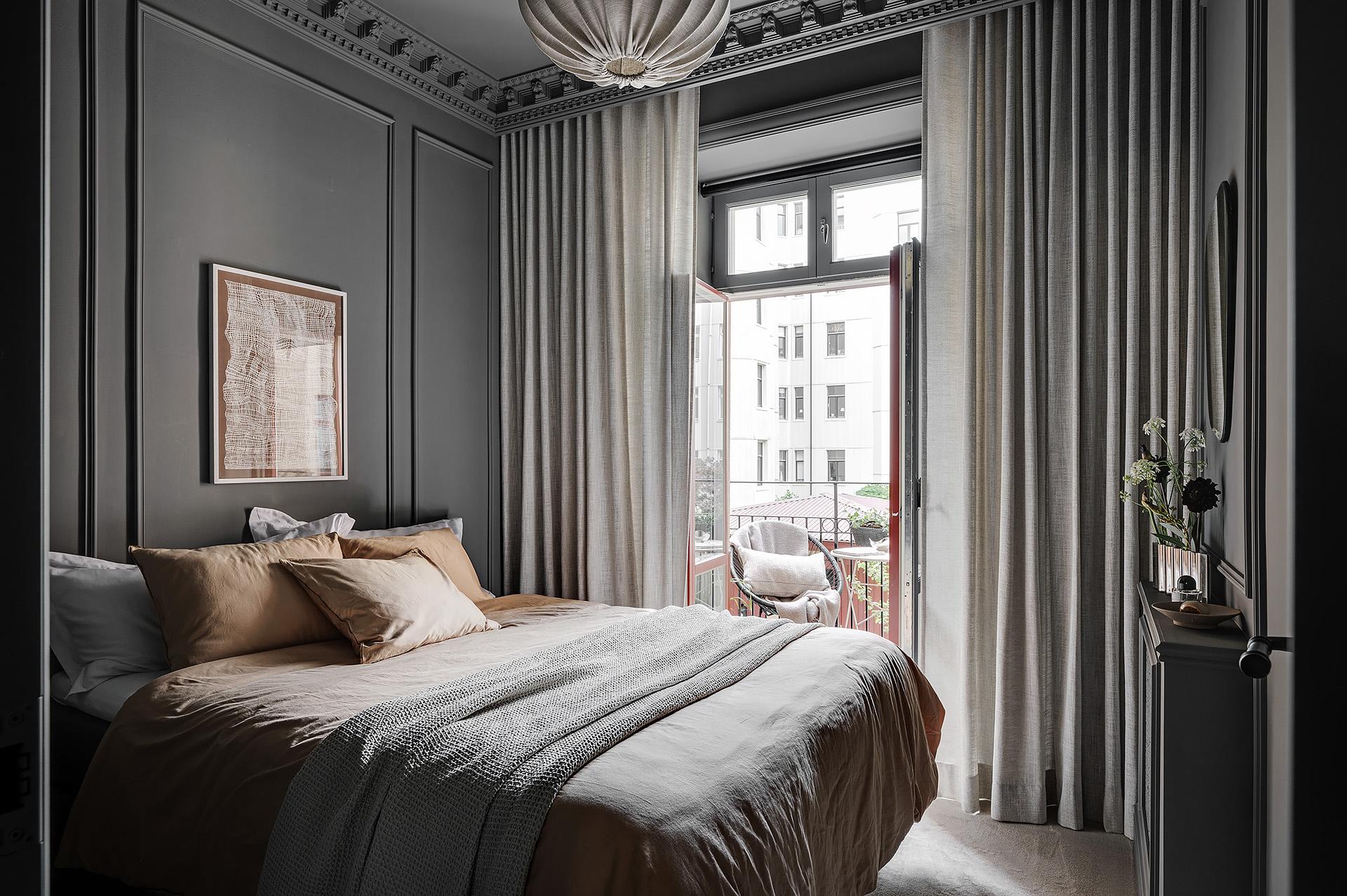 Knäpptyst sovrum med utgång till balkong