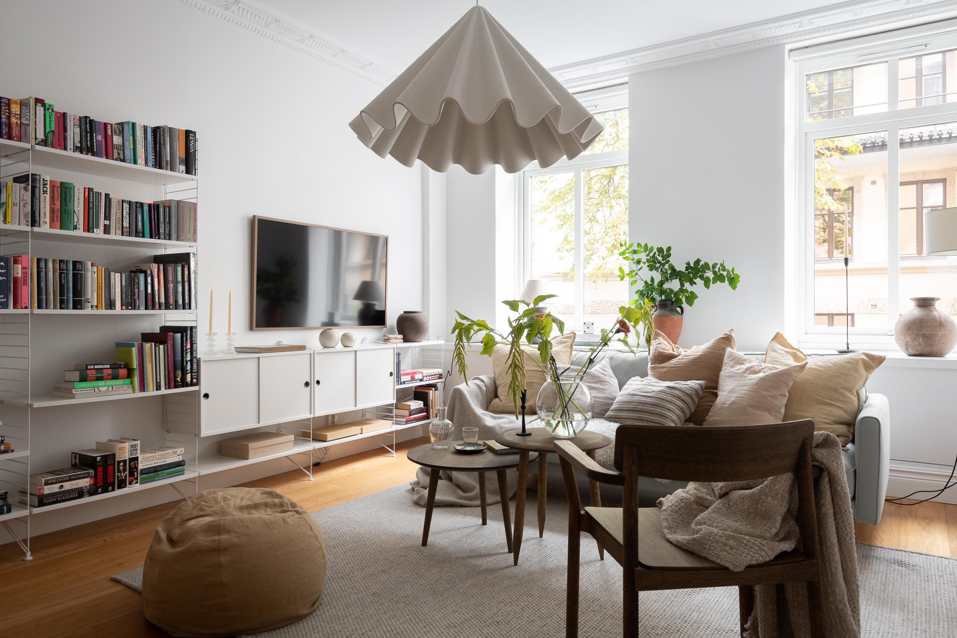 Det härliga söderljuset flödar in från stora fönsterpartier