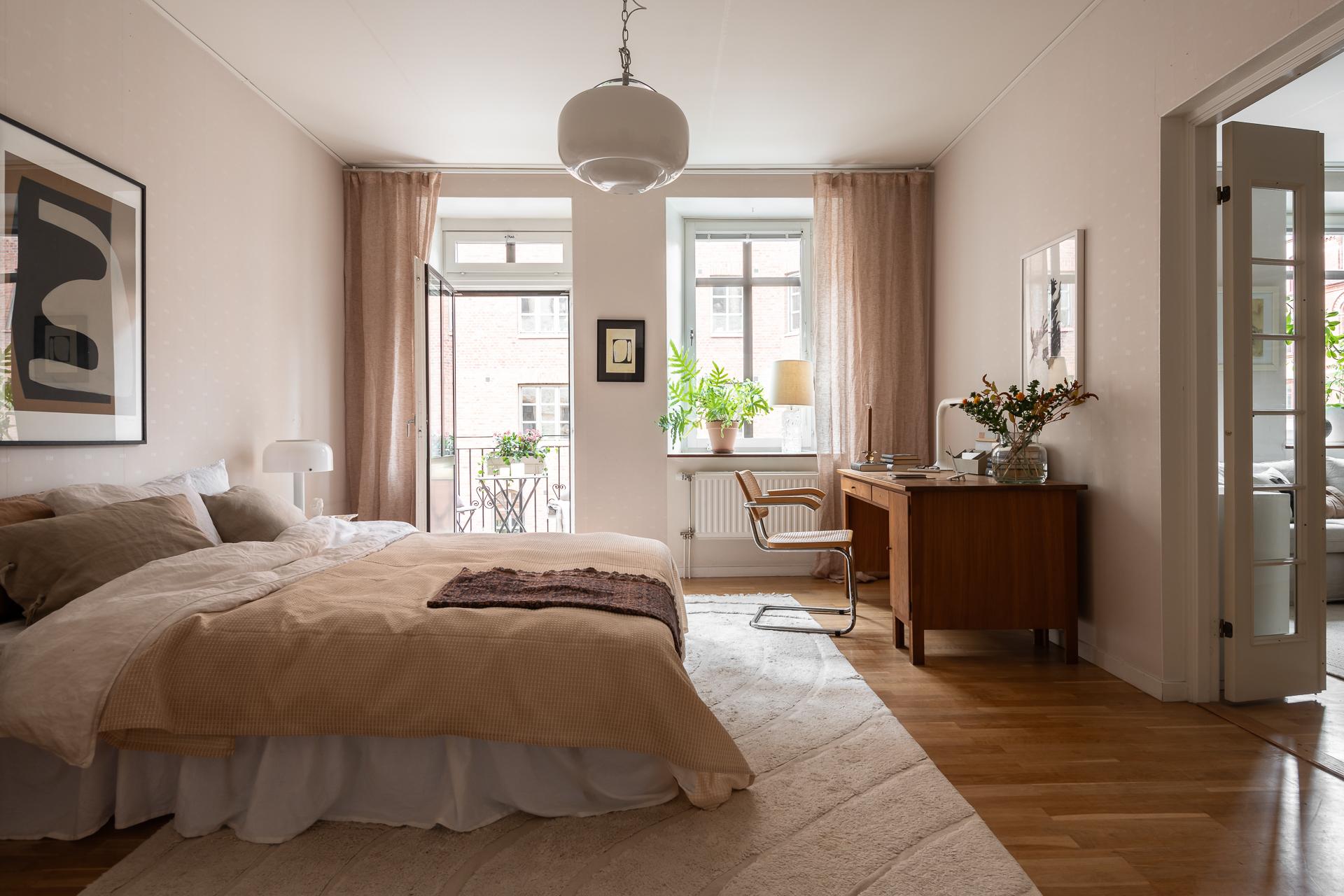 Pampiga rum i fil med utgång till balkong