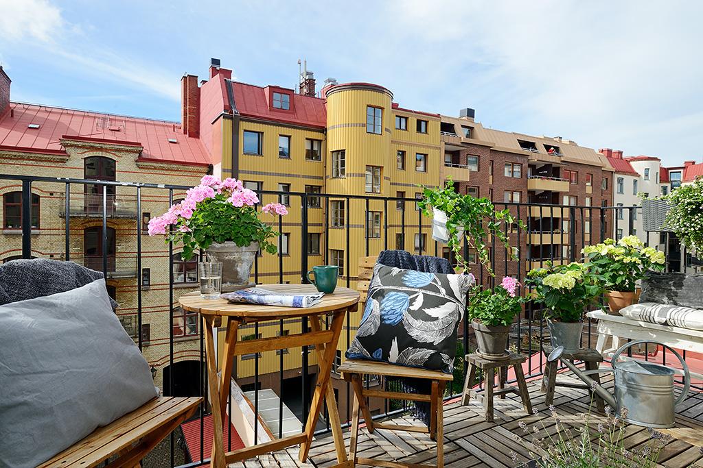 Stor smidesbalkong högt upp i bästa solläge