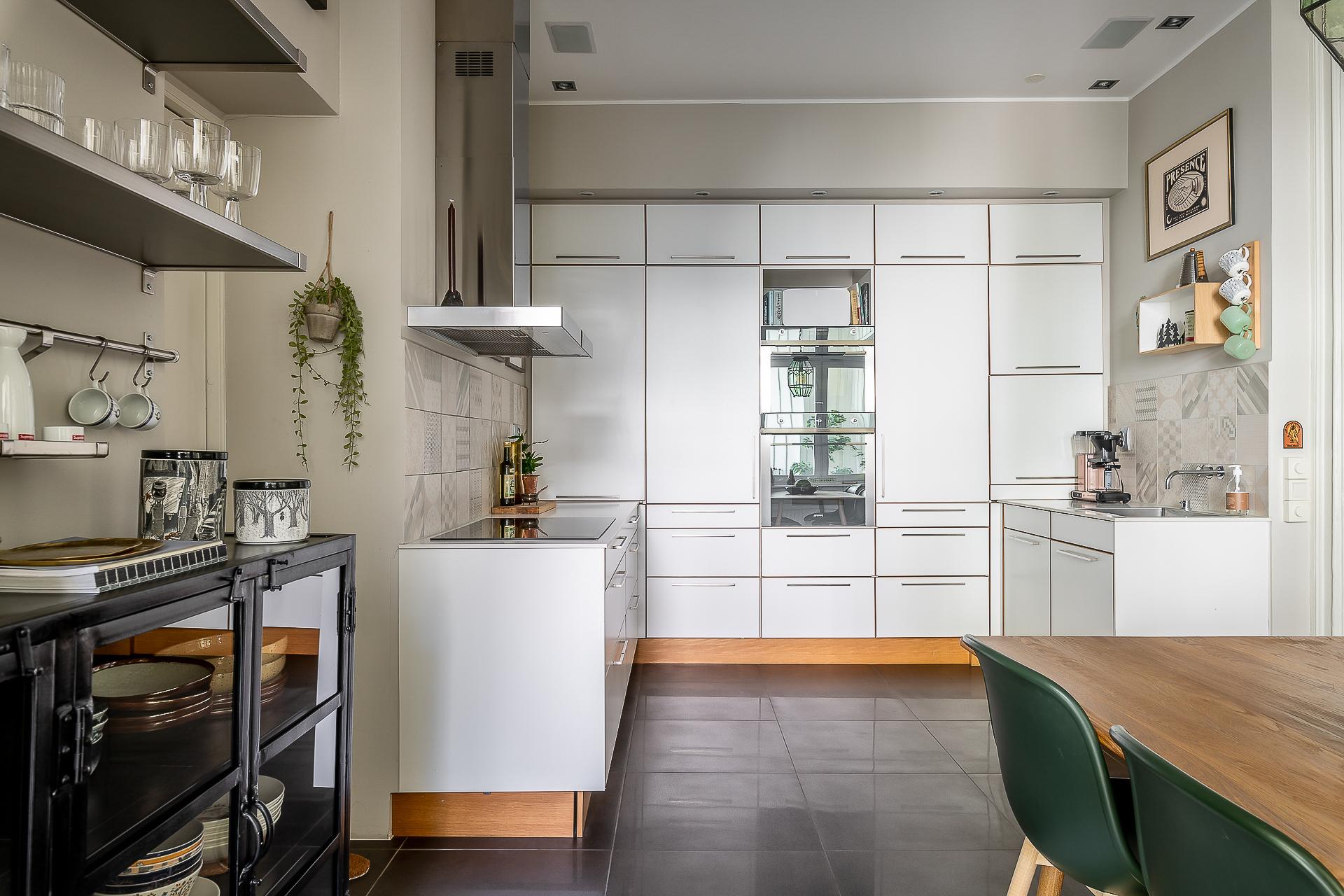 Ett rejält tilltaget kök i anslutning till terrassliknande balkong.