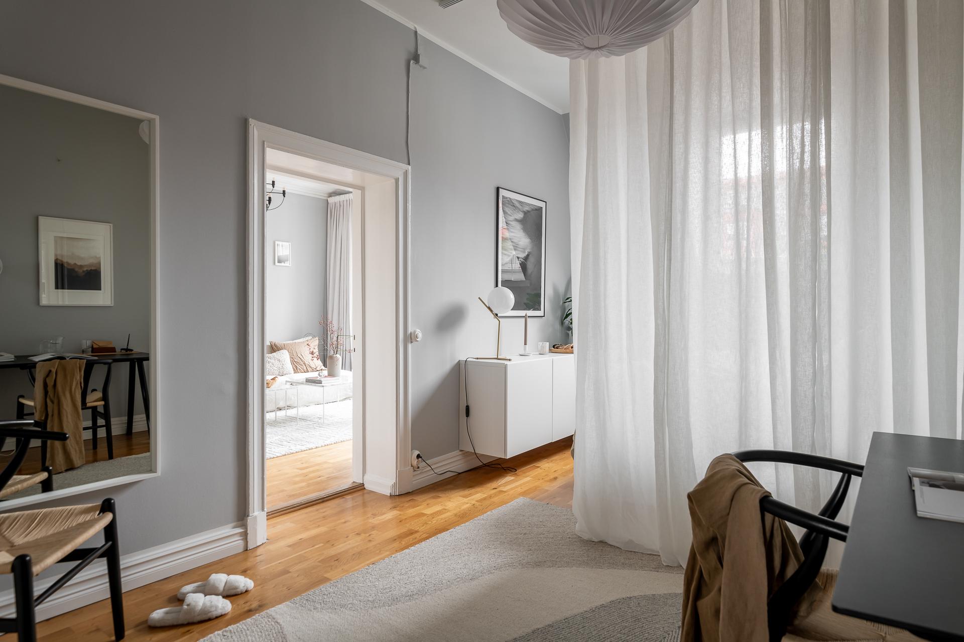 En skir linnegardin gör sovrummet mer privat om man har gäster över