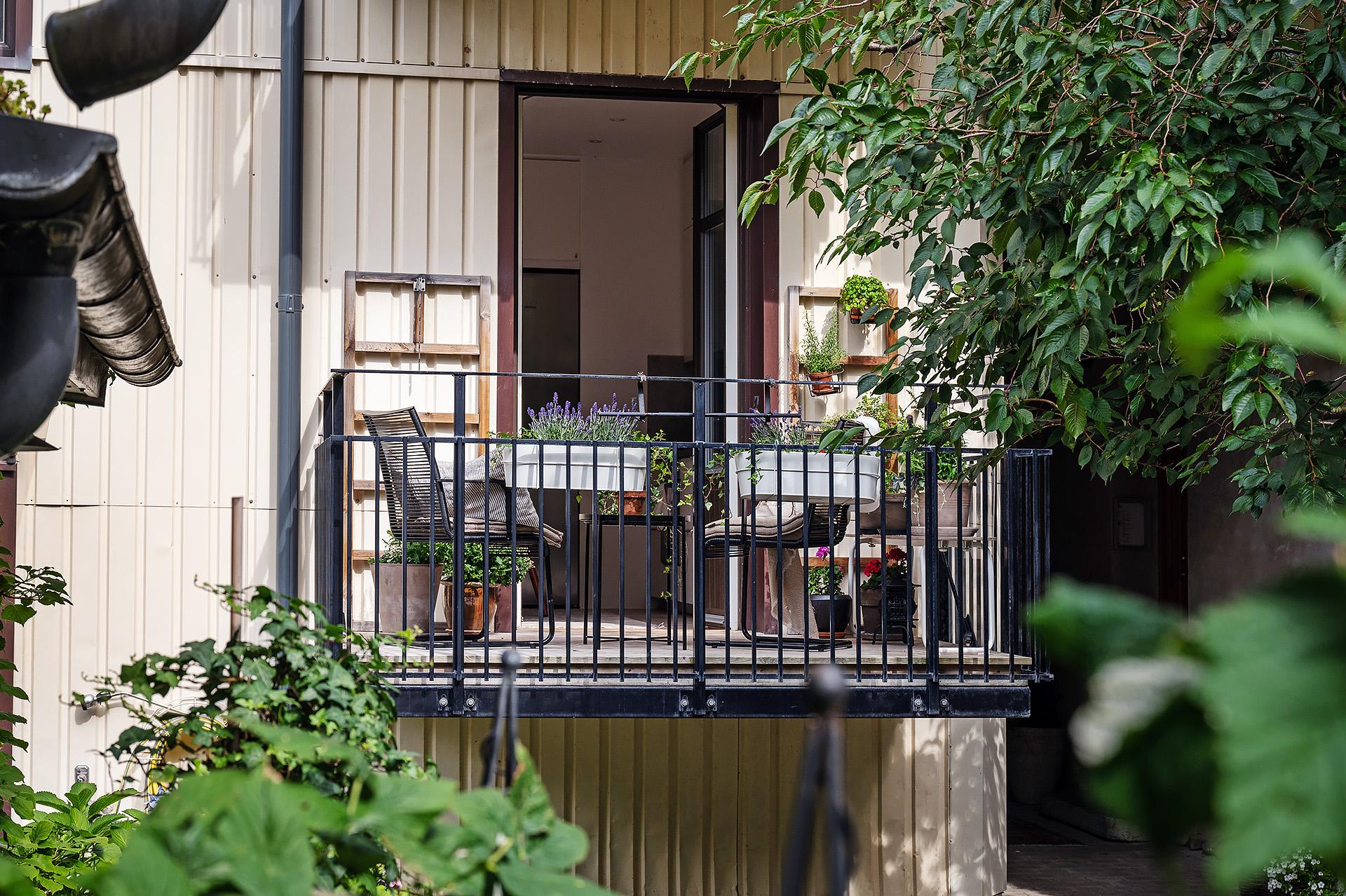 Söderbalkong inbäddad i grönska